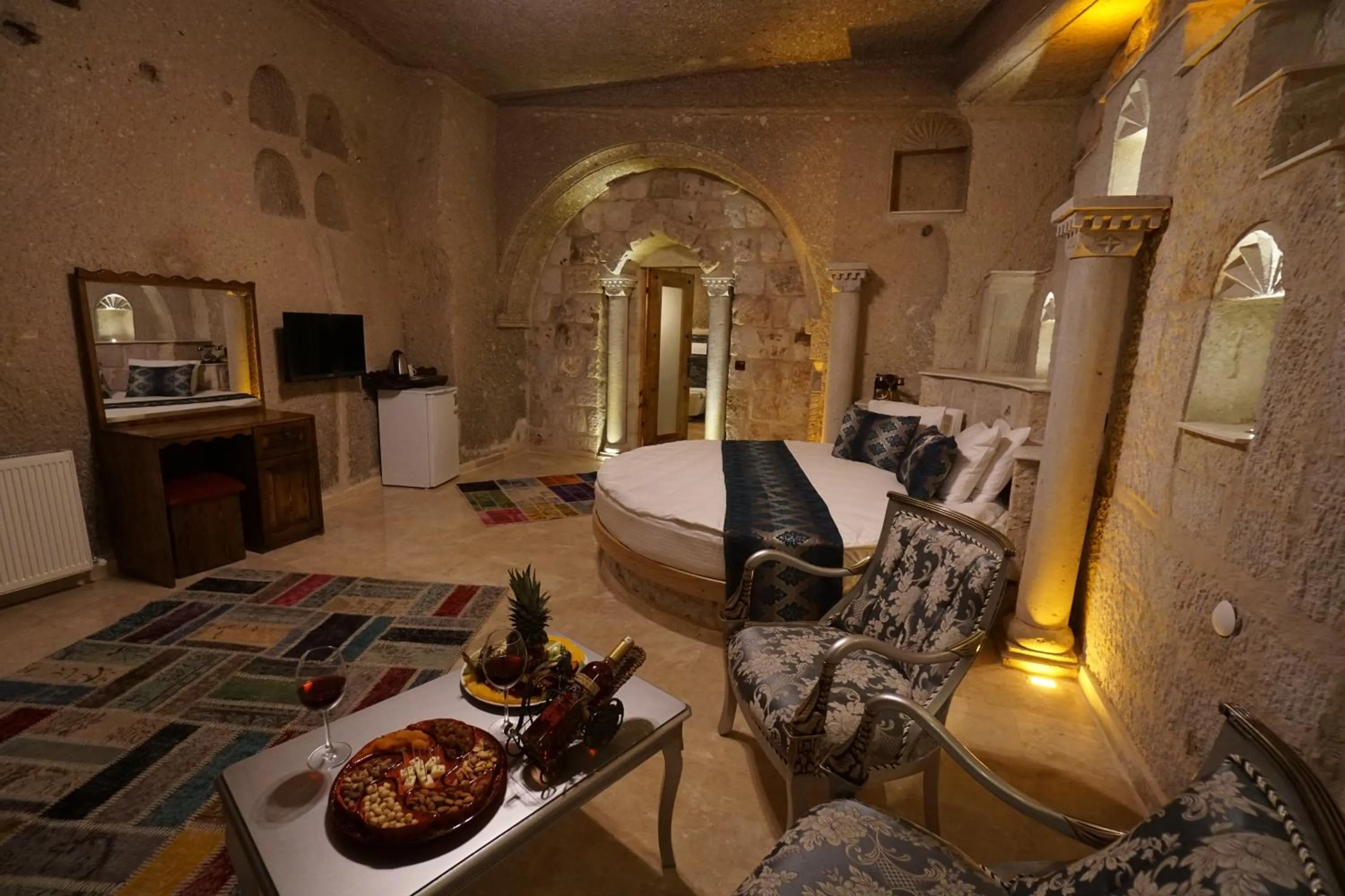 Seating area, Bed in Roma Cave Suite