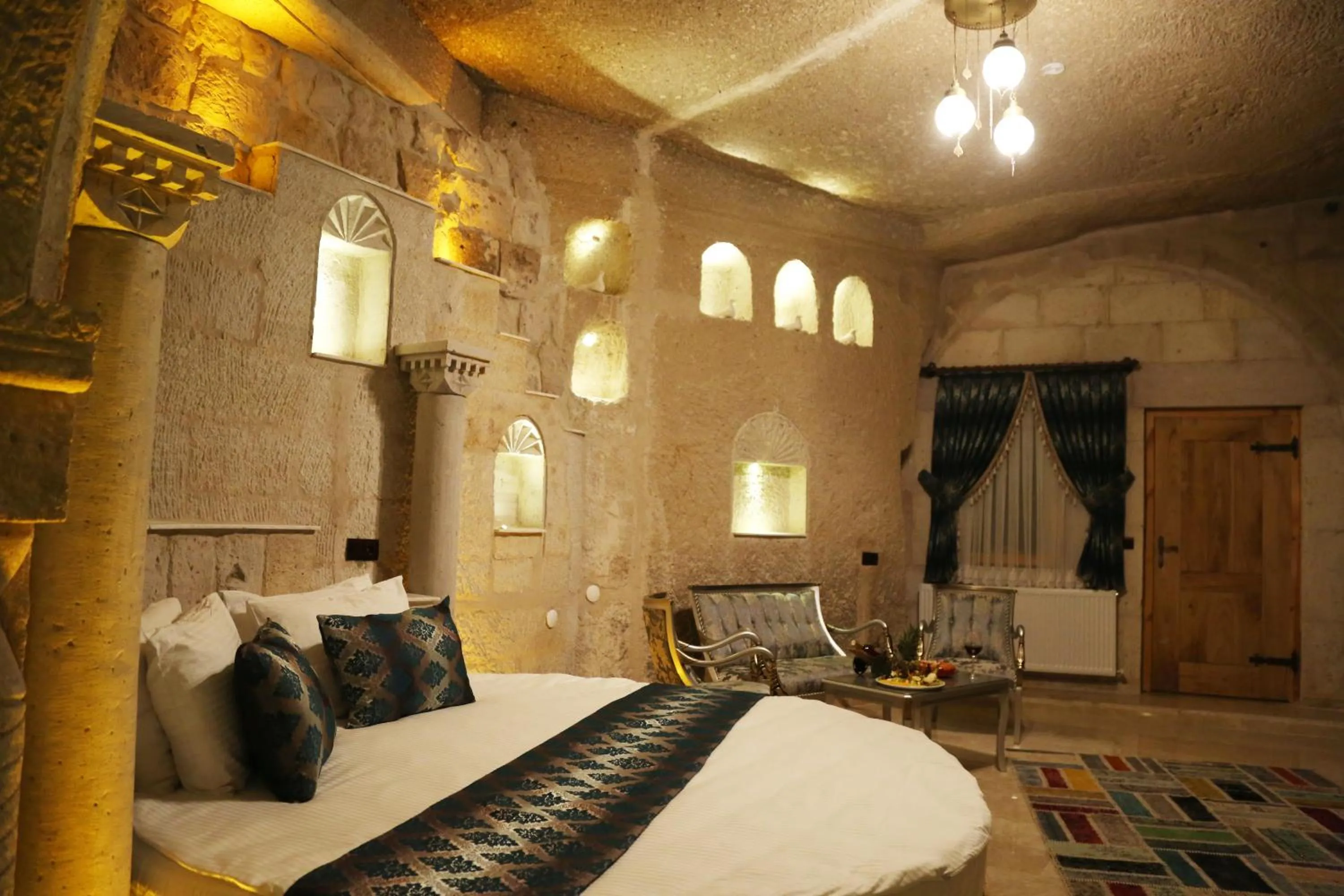 Photo of the whole room, Bed in Roma Cave Suite