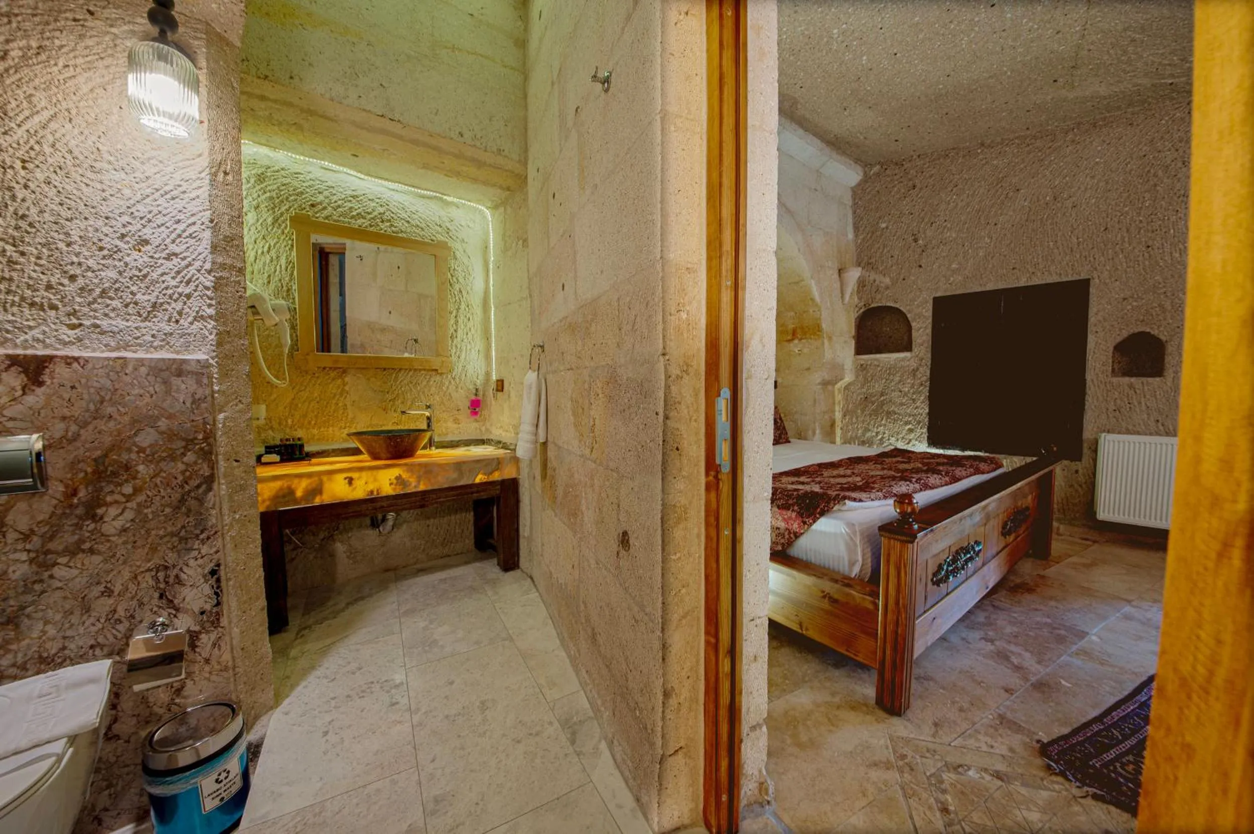 Massage, Bed in Roma Cave Suite