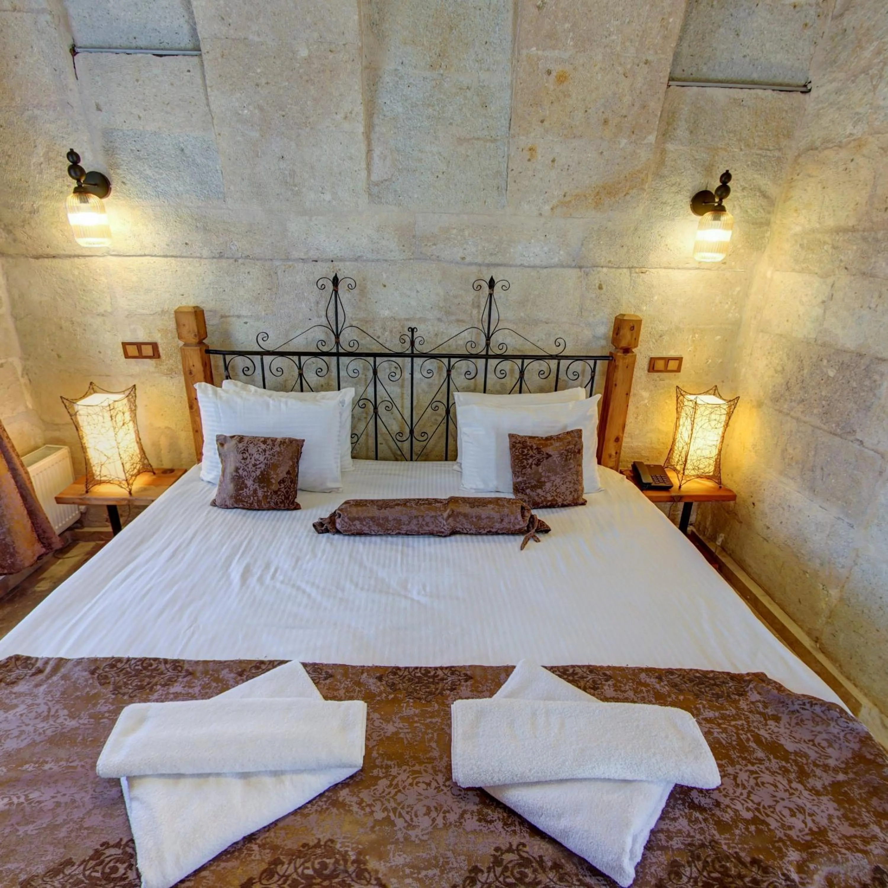 Bedroom, Bed in Roma Cave Suite