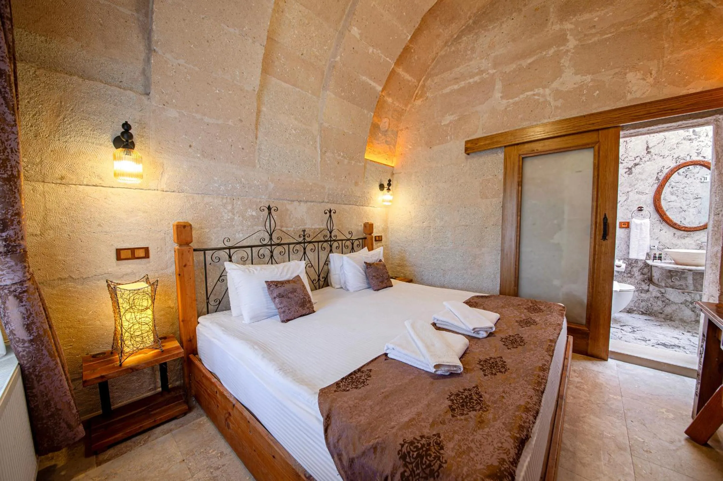 Massage, Bed in Roma Cave Suite