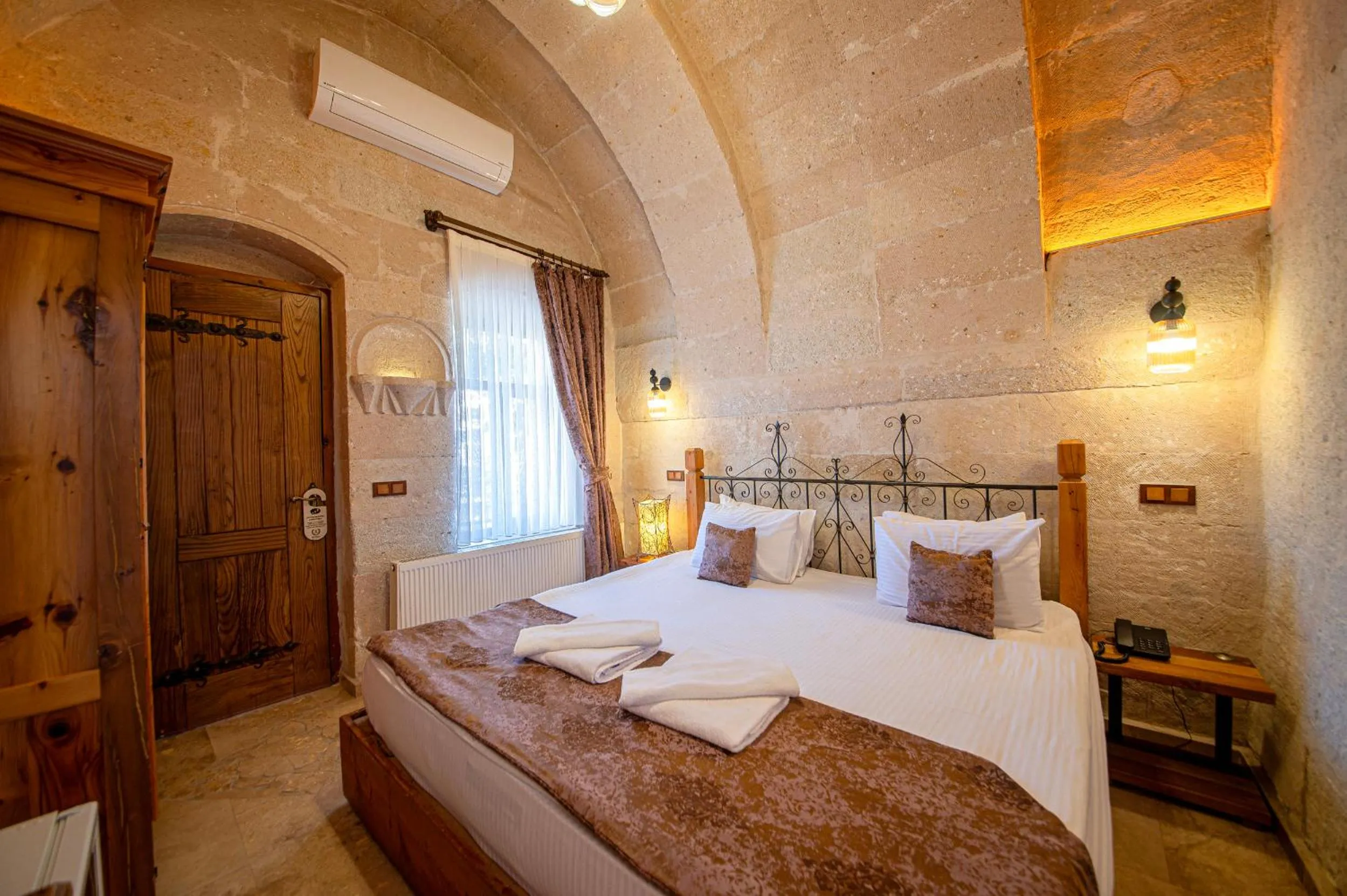 Massage, Bed in Roma Cave Suite