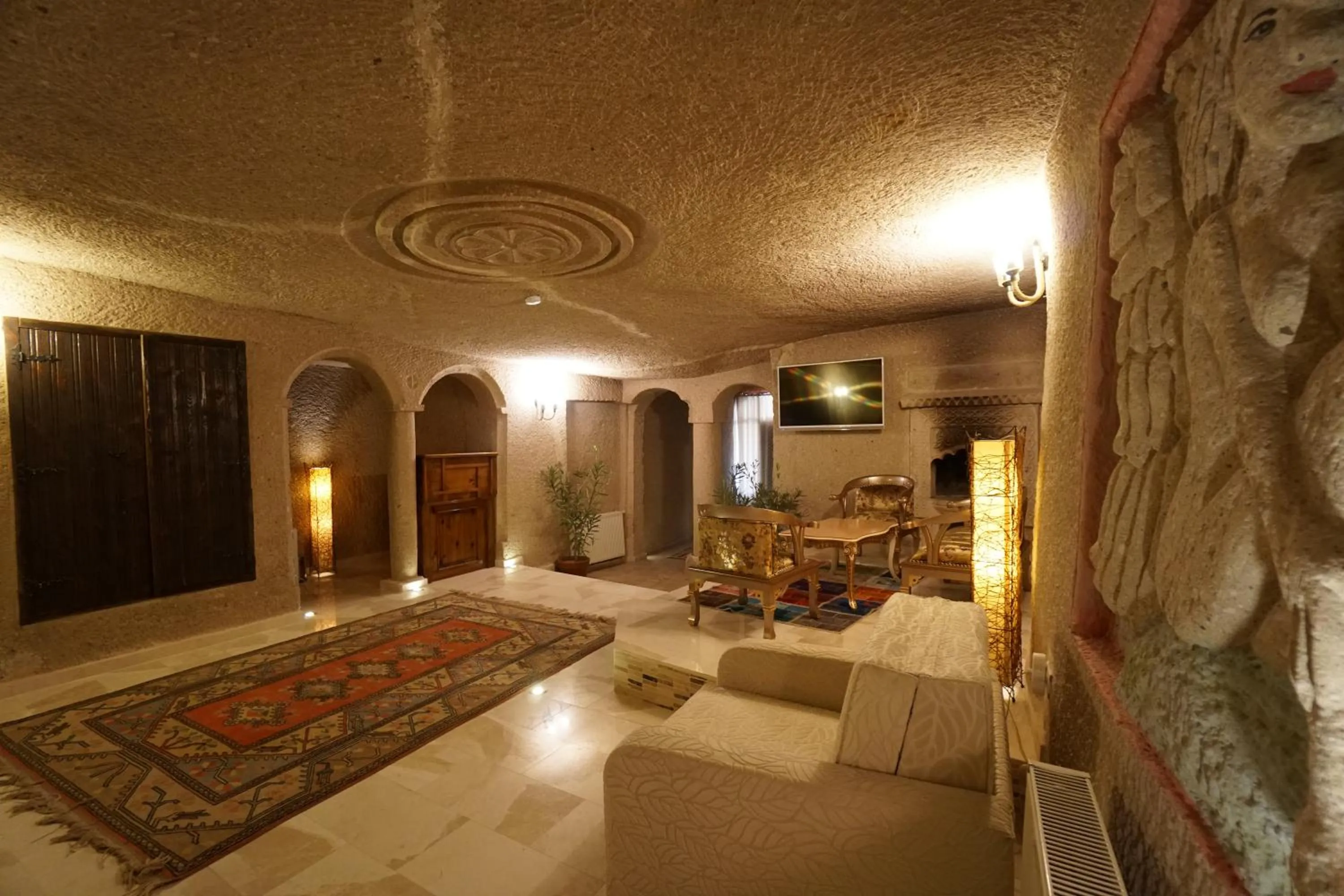 Seating area, Bed in Roma Cave Suite
