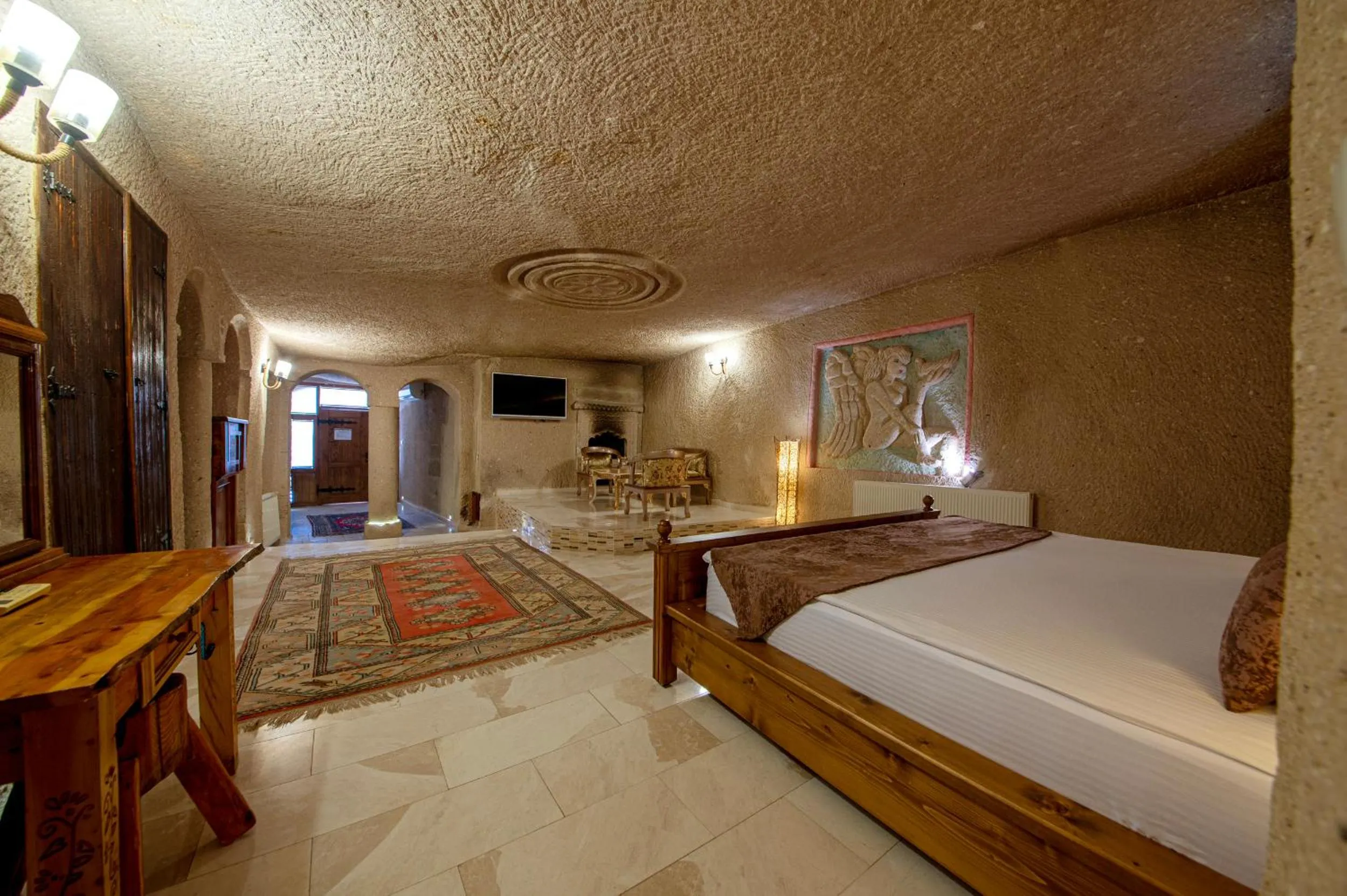 Massage, Bed in Roma Cave Suite
