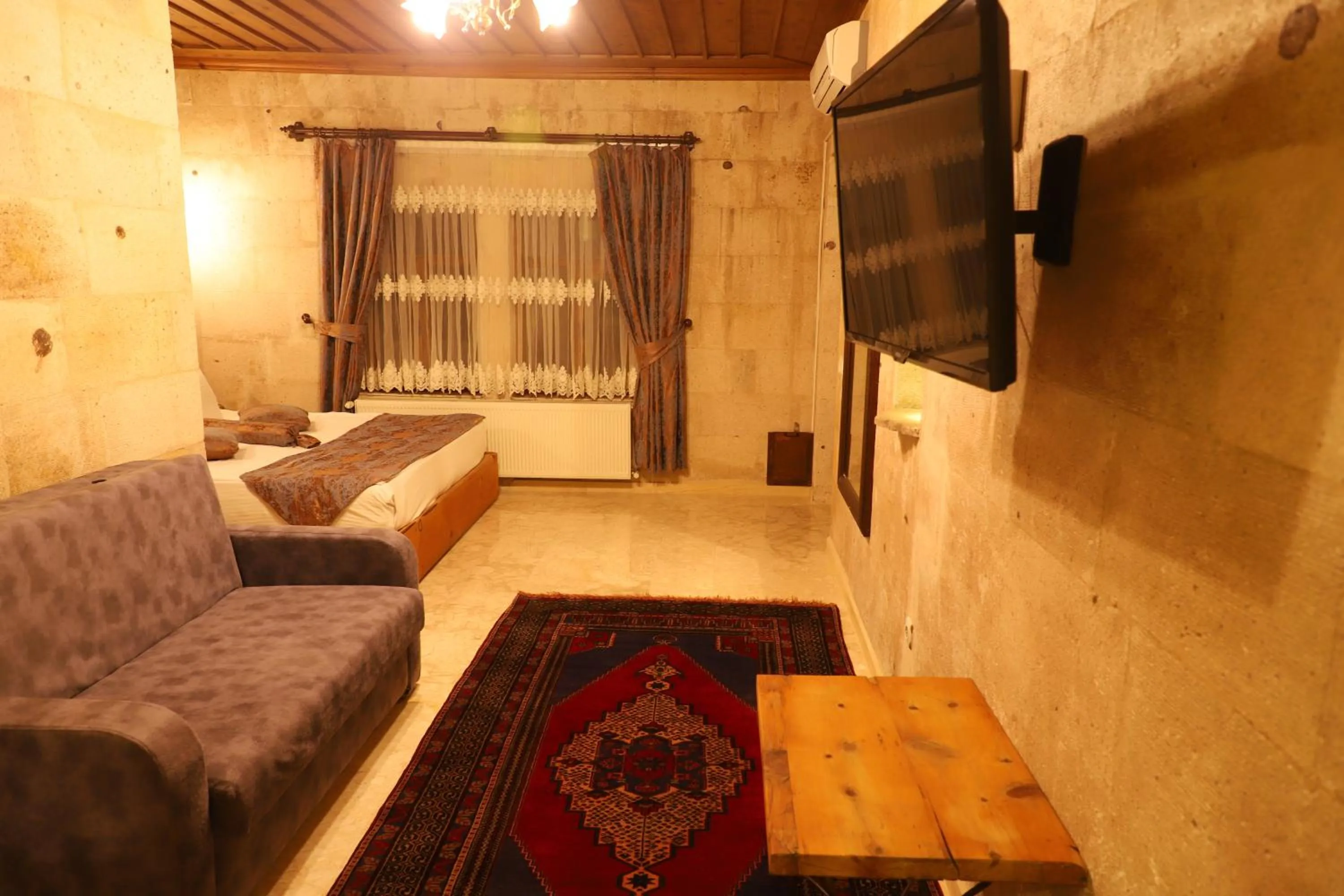 Photo of the whole room, Bed in Roma Cave Suite