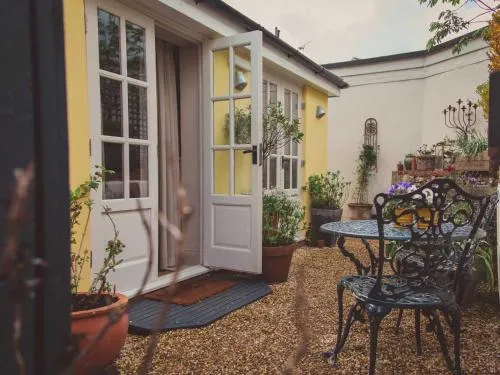 The Greyhound on the Test Hotel