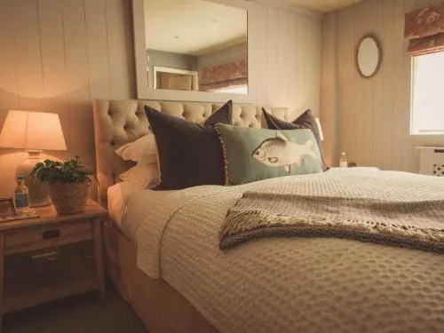 The Greyhound on the Test Hotel