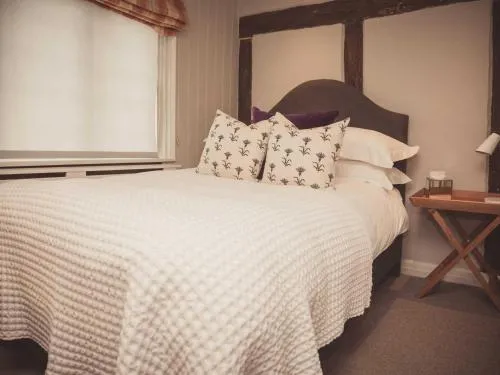 The Greyhound on the Test Hotel