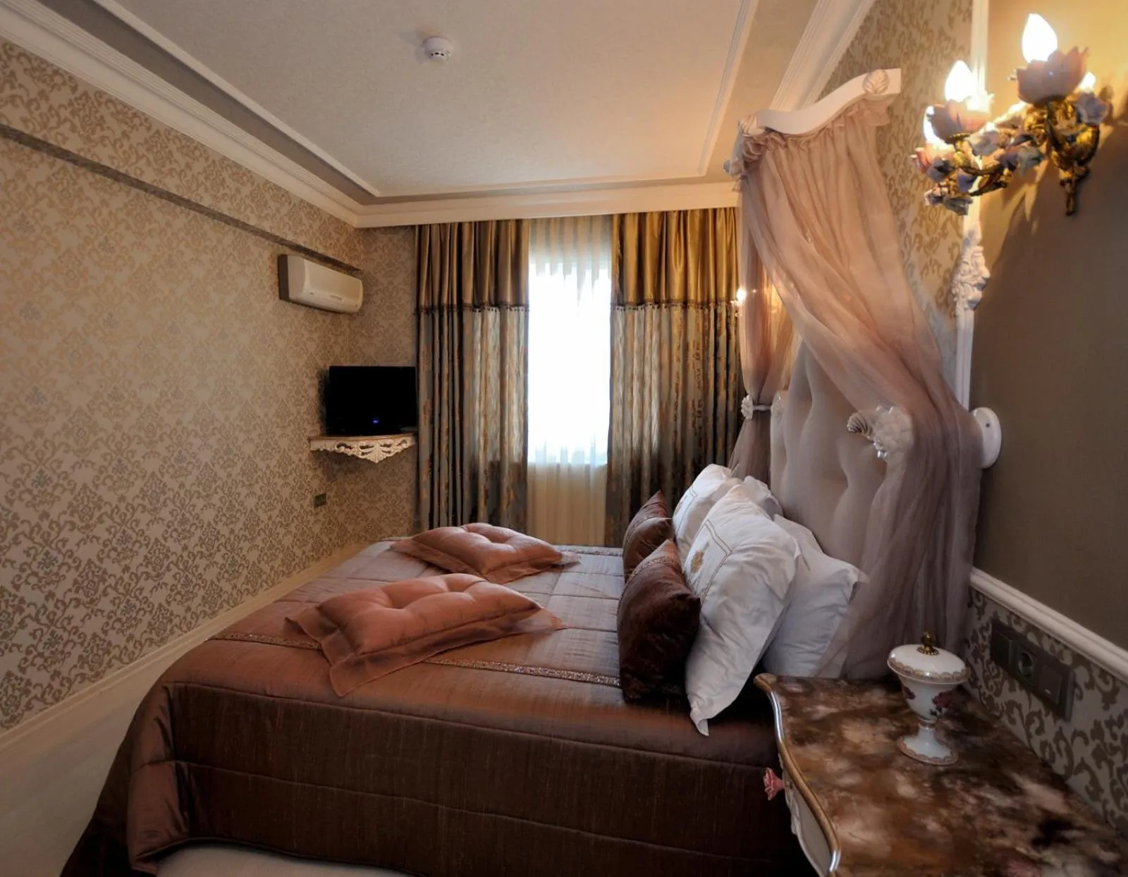 Staff, Bed in Grand Atakum Hotel