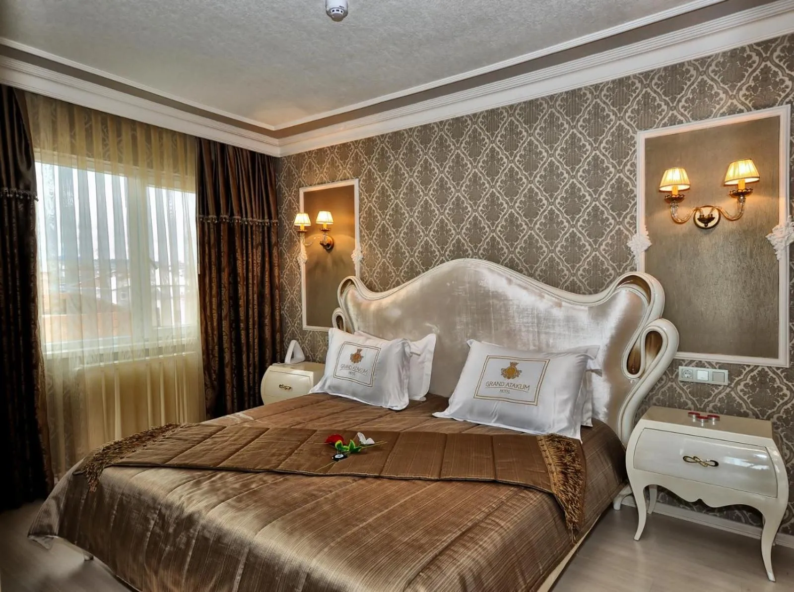 Communal lounge/ TV room, Bed in Grand Atakum Hotel