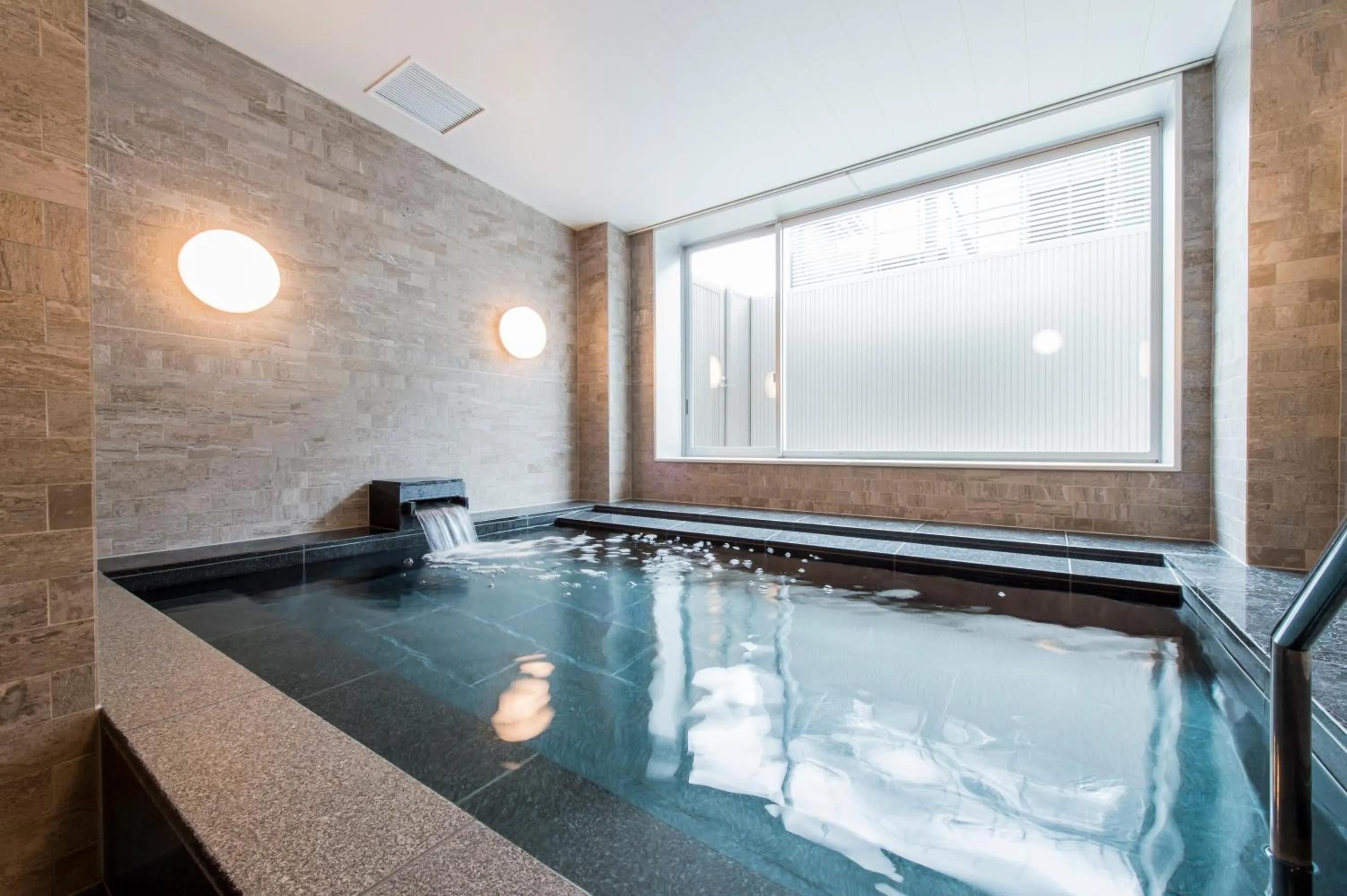 Public Bath in Hotel Ole