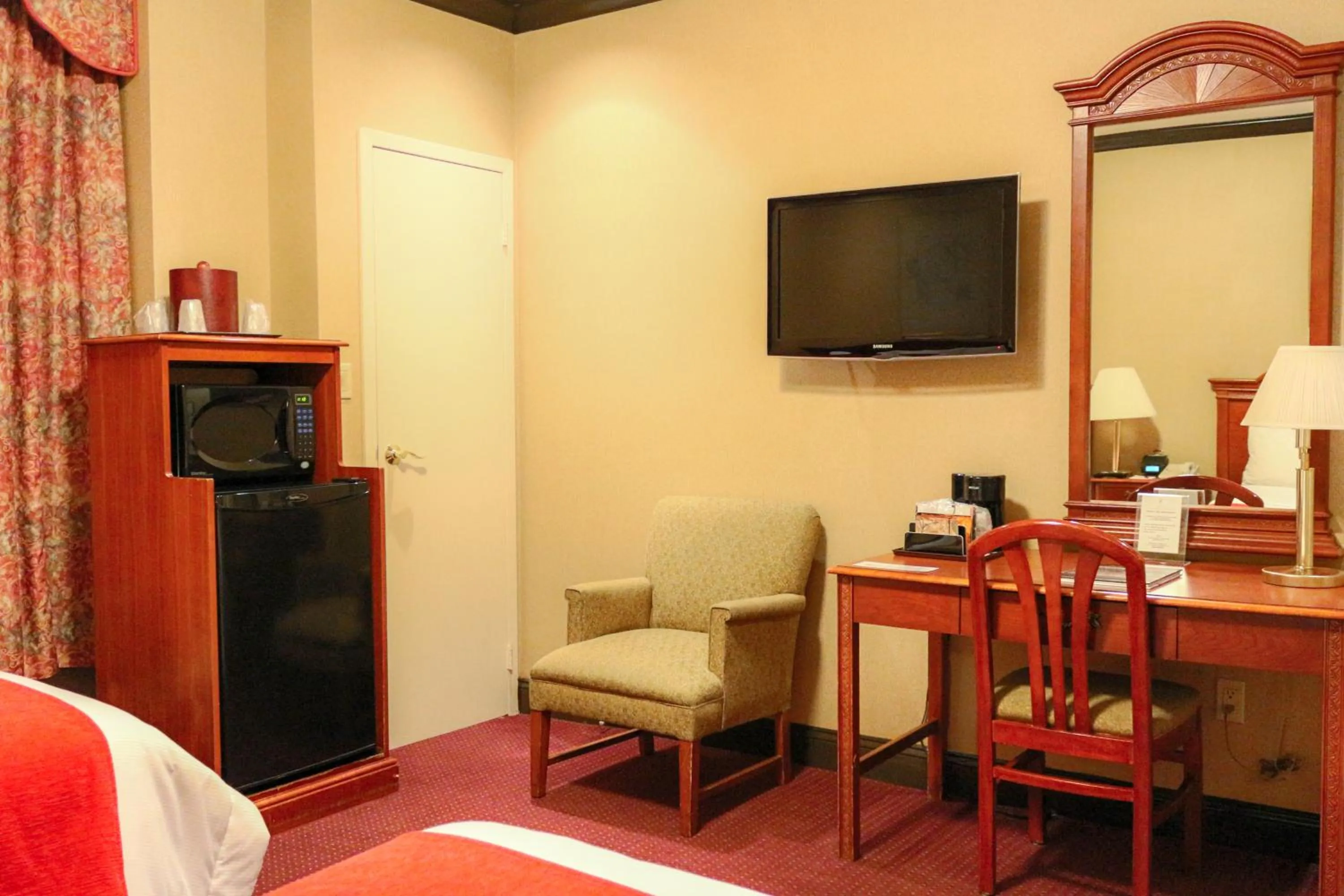 TV and multimedia, TV/Entertainment Center in Hotel Newton