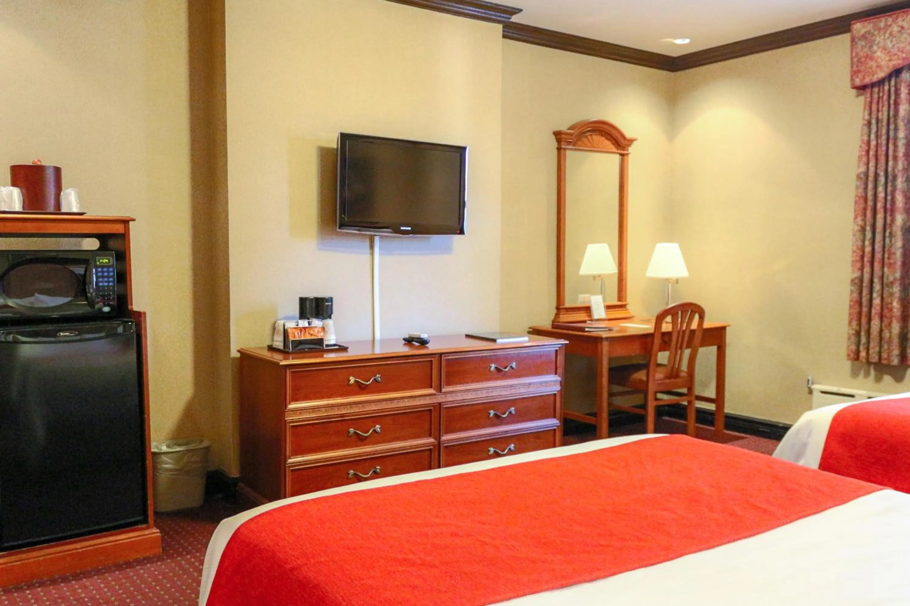 TV and multimedia, TV/Entertainment Center in Hotel Newton