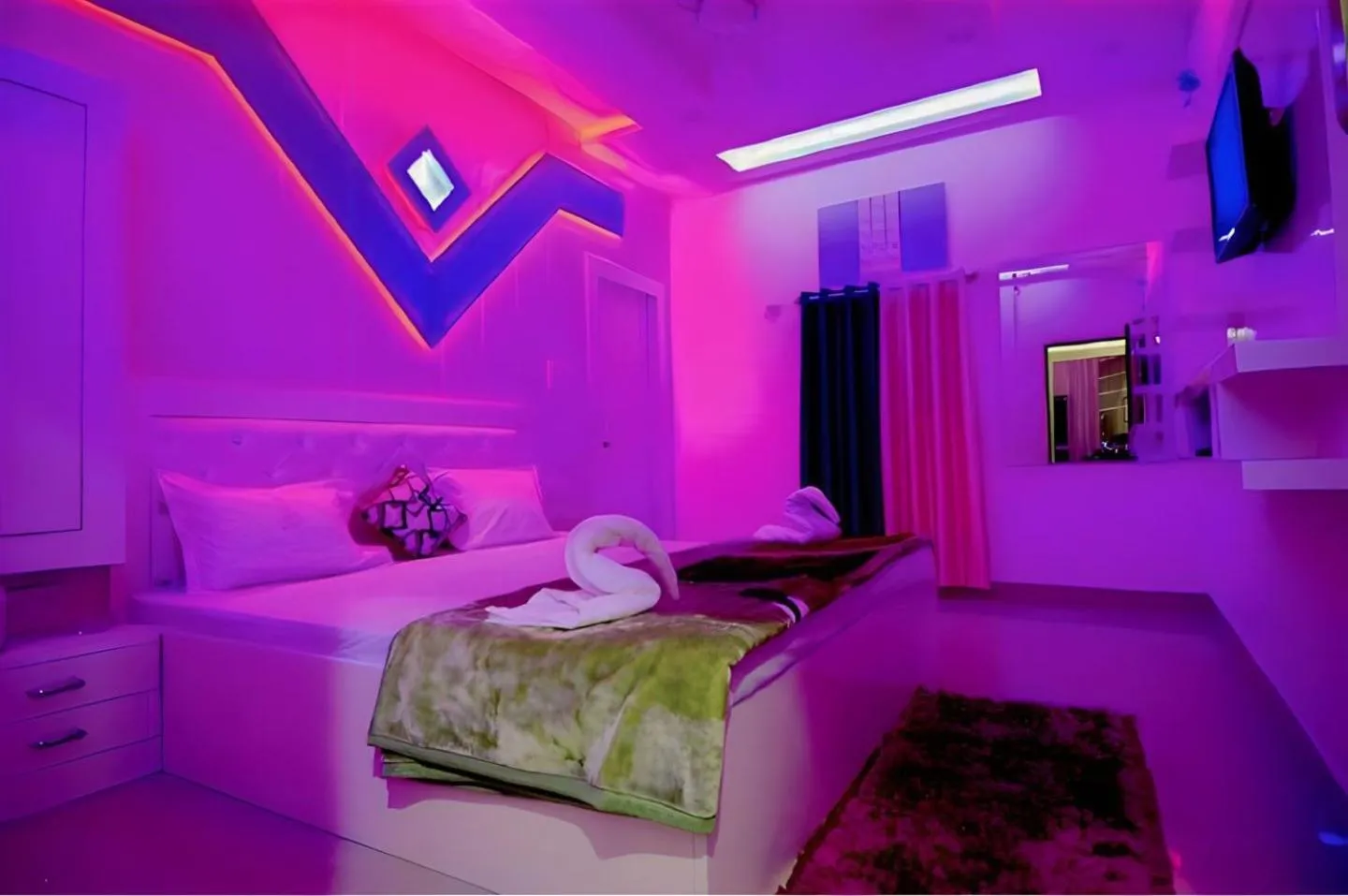 Bed in Taj Square A luxurious family homestay