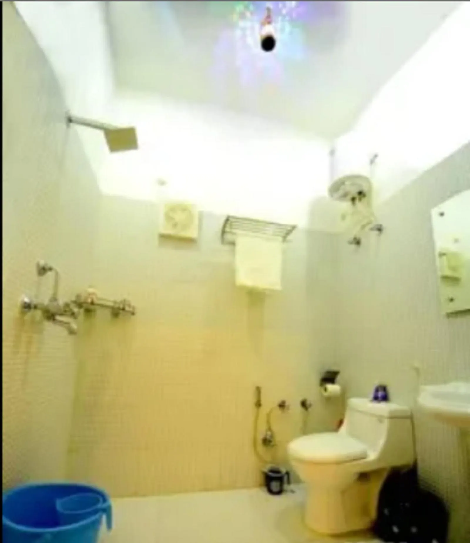 Bathroom in Taj Square A luxurious family homestay