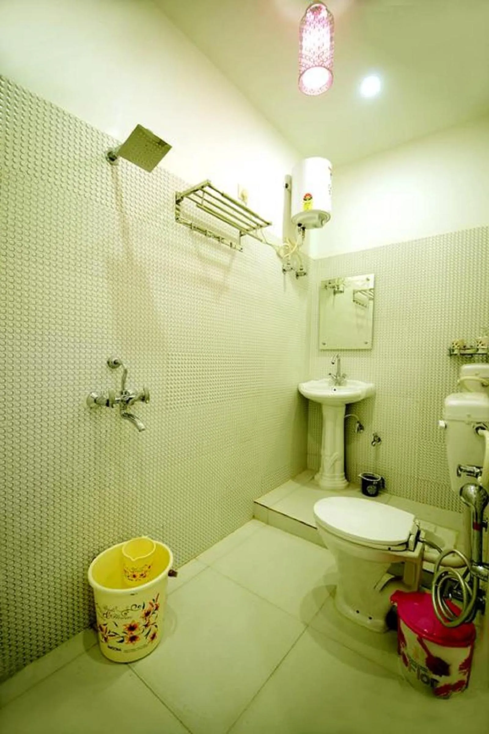 Bathroom in Taj Square A luxurious family homestay