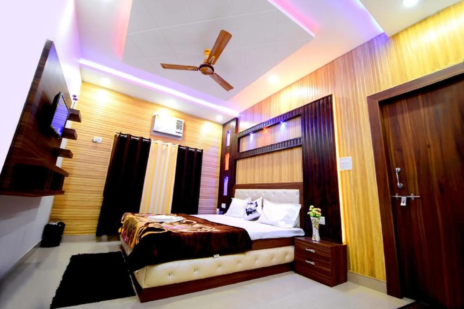 Bedroom, Bed in Taj Square A luxurious family homestay