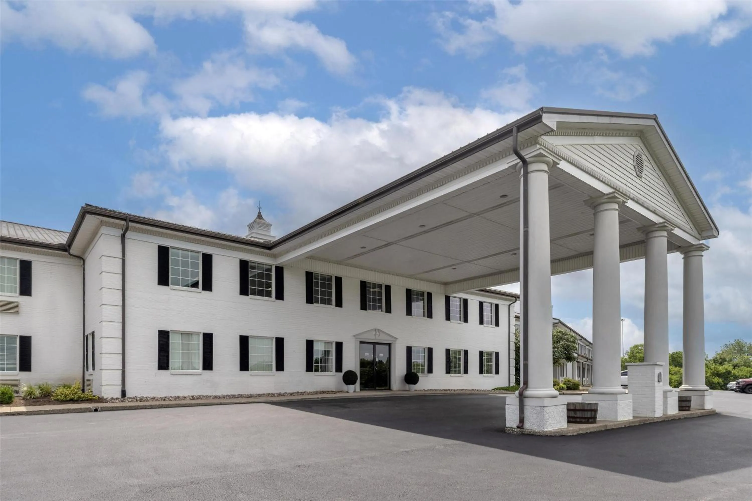 Property building in Best Western Parkside Inn