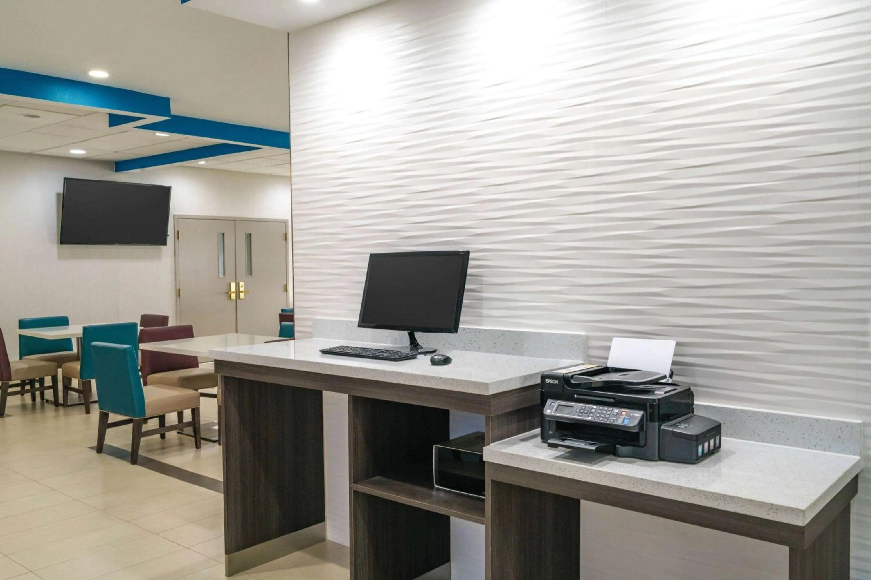Business facilities in La Quinta by Wyndham Latham Albany Airport