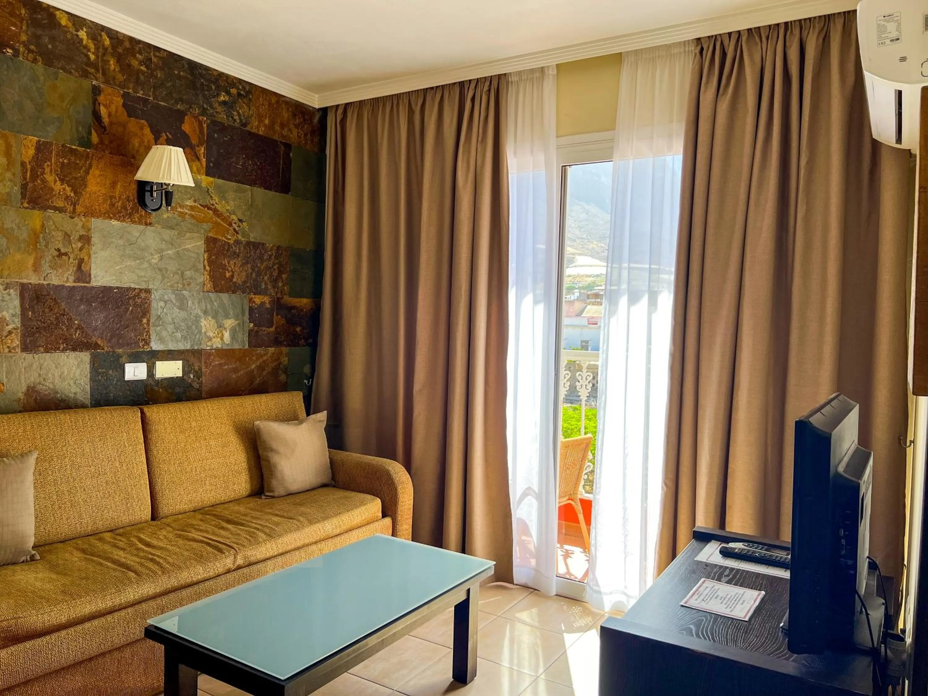 Living room in Hotel La Aldea Suites