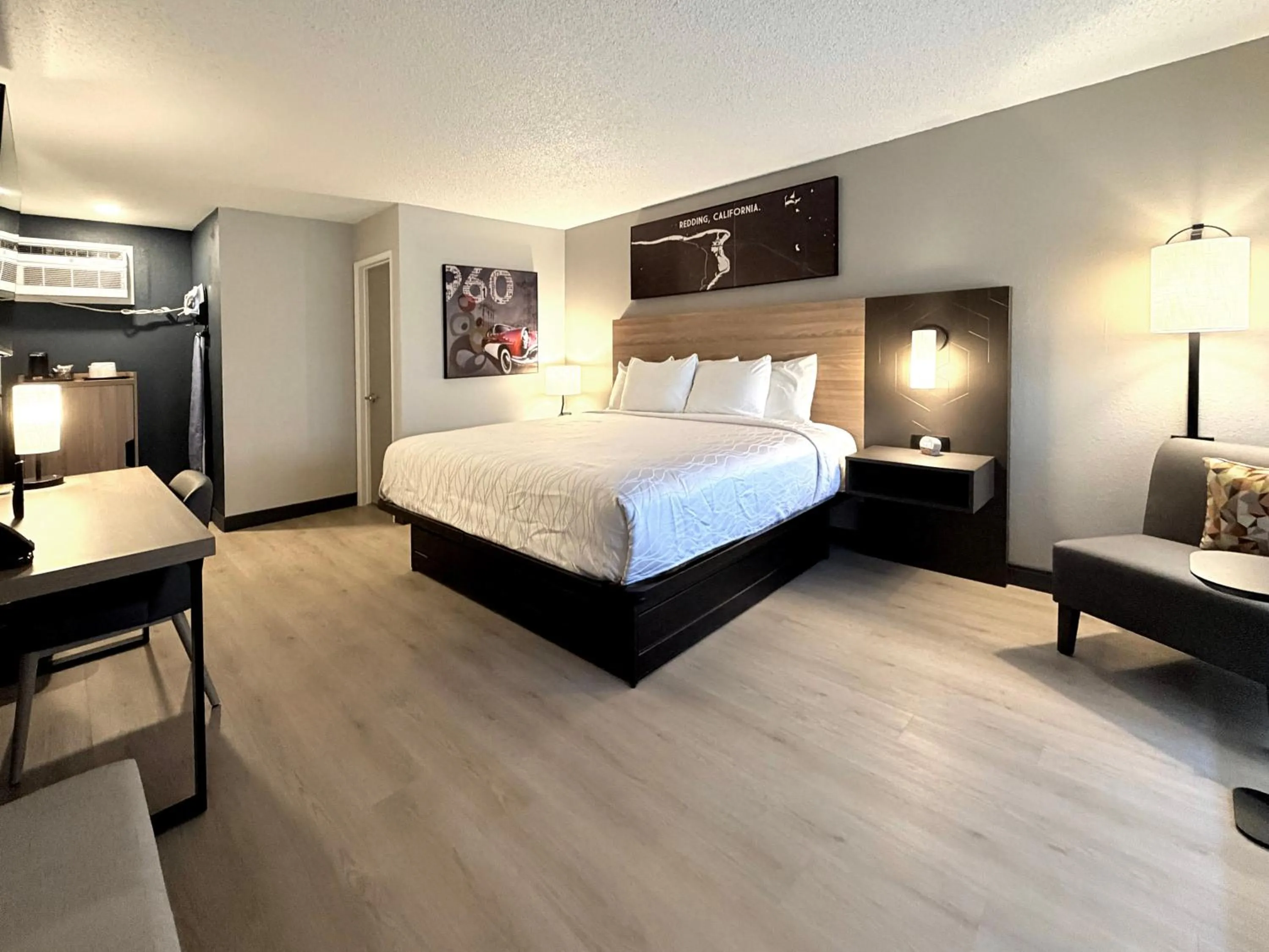 Bedroom, Bed in Thunderbird Lodge