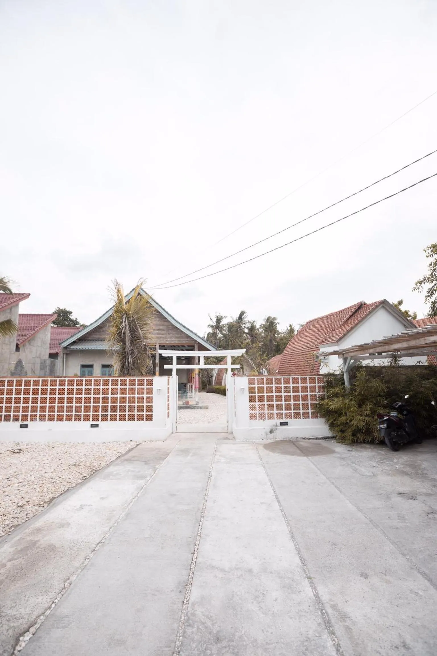 Facade/entrance in La Roja Bungalows