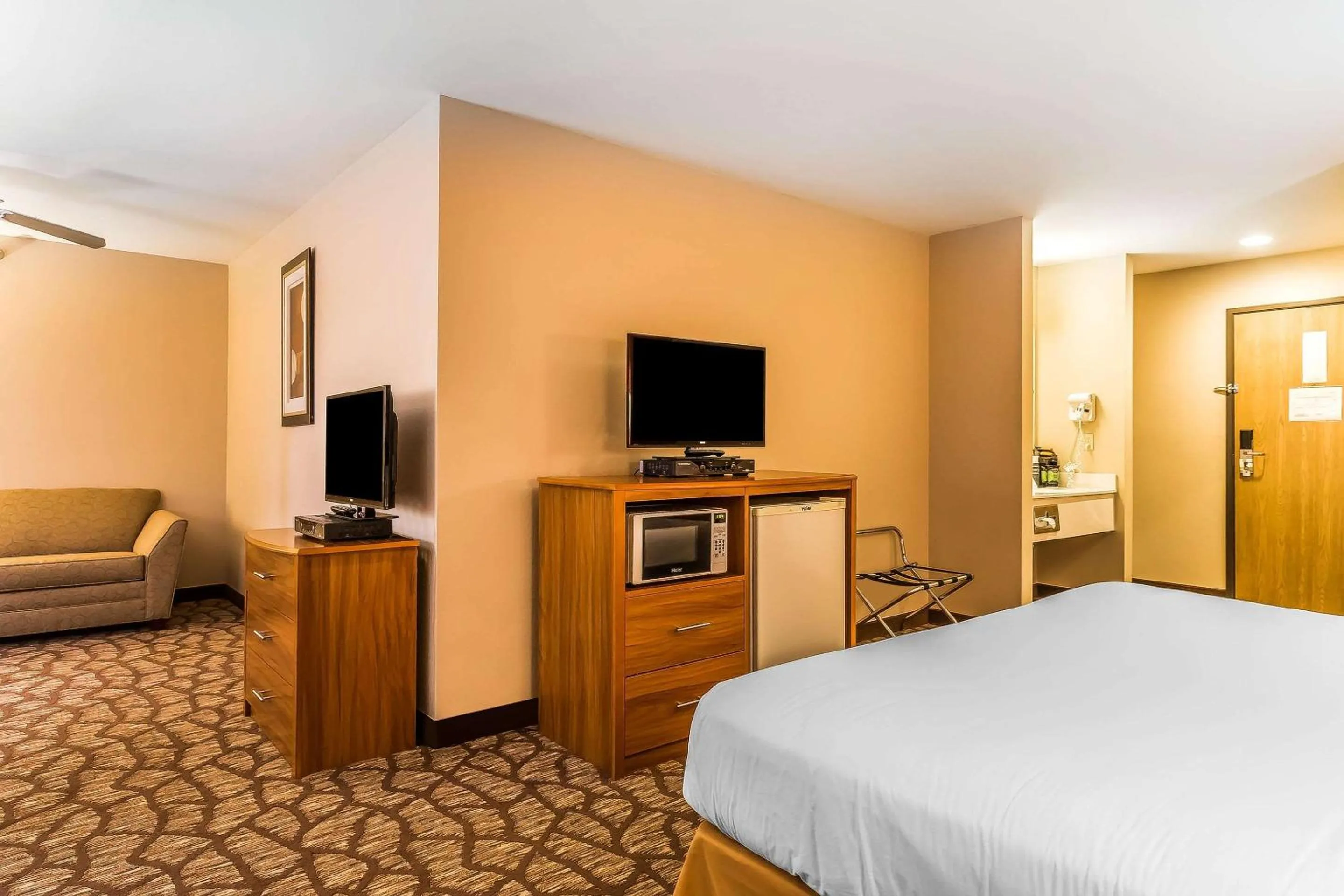 Photo of the whole room, Bed in Quality Inn & Suites Chesterfield Village