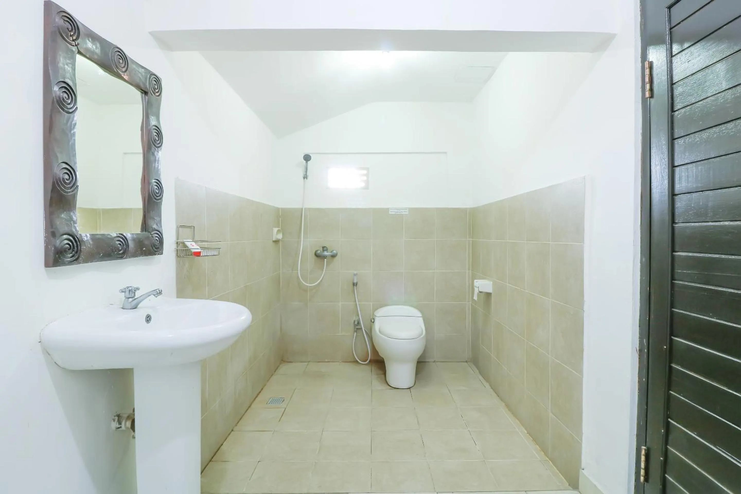 Bathroom in Capital O 1666 Grand Pudjawan Hotel Near Kuta Beach