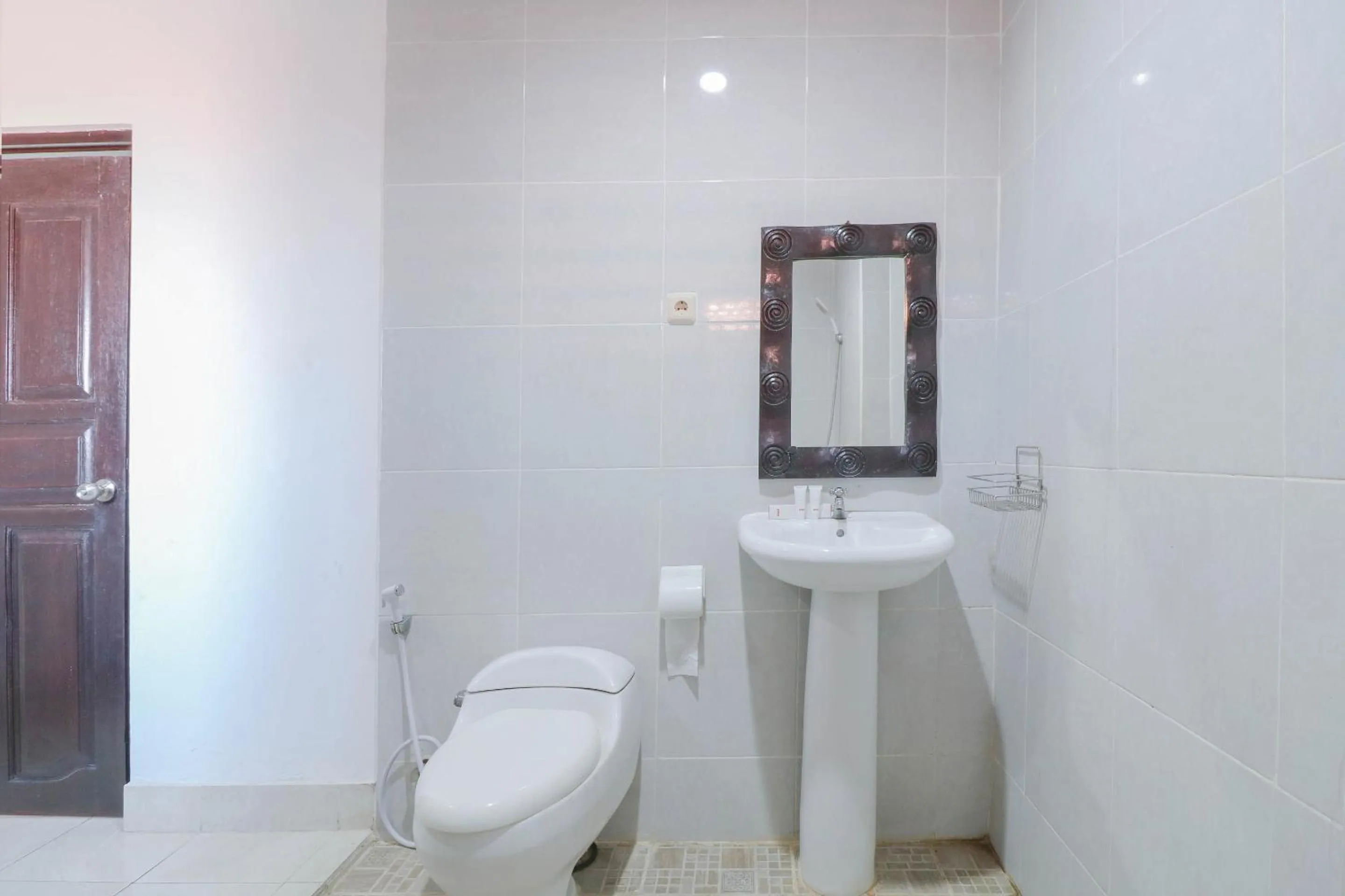 Bathroom in Capital O 1666 Grand Pudjawan Hotel Near Kuta Beach