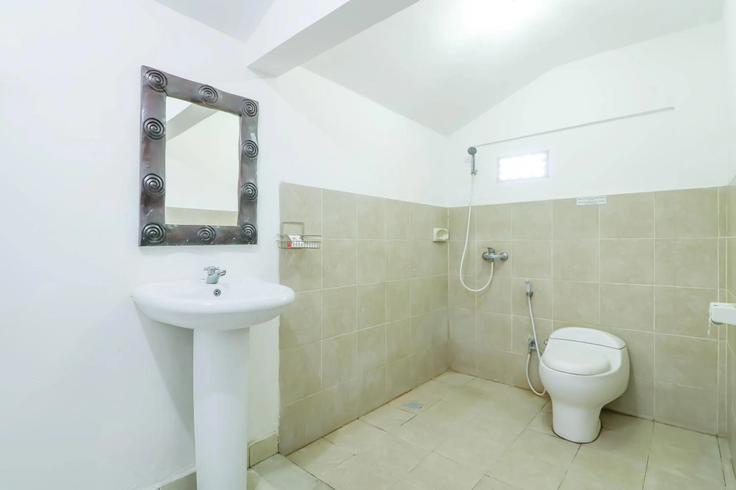 Bathroom in Capital O 1666 Grand Pudjawan Hotel Near Kuta Beach