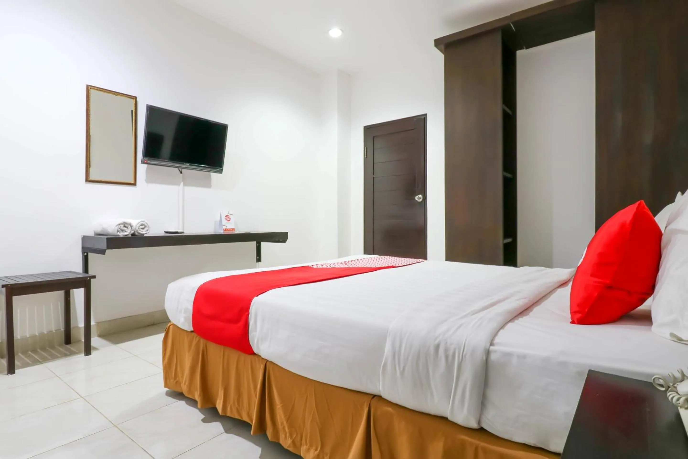 Bedroom, Bed in Capital O 1666 Grand Pudjawan Hotel Near Kuta Beach