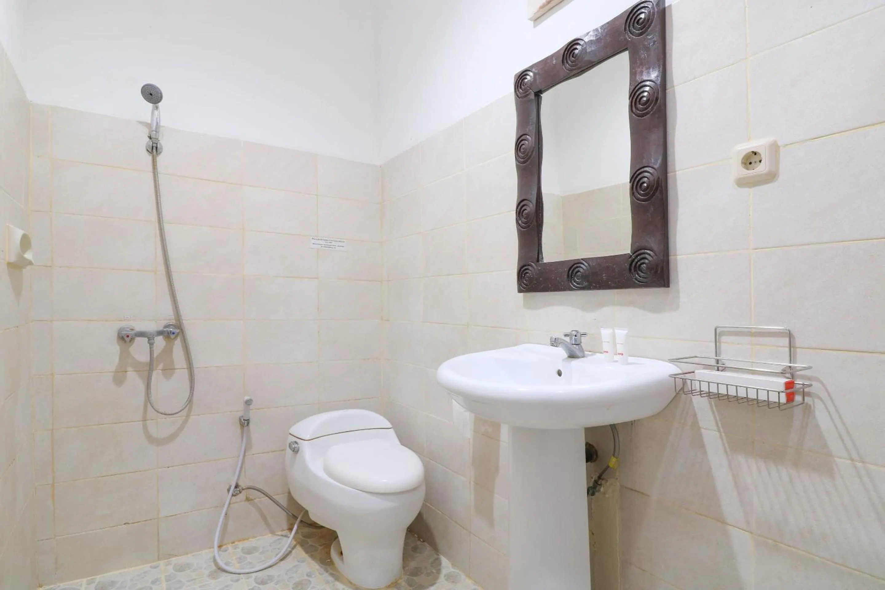 Bathroom in Capital O 1666 Grand Pudjawan Hotel Near Kuta Beach