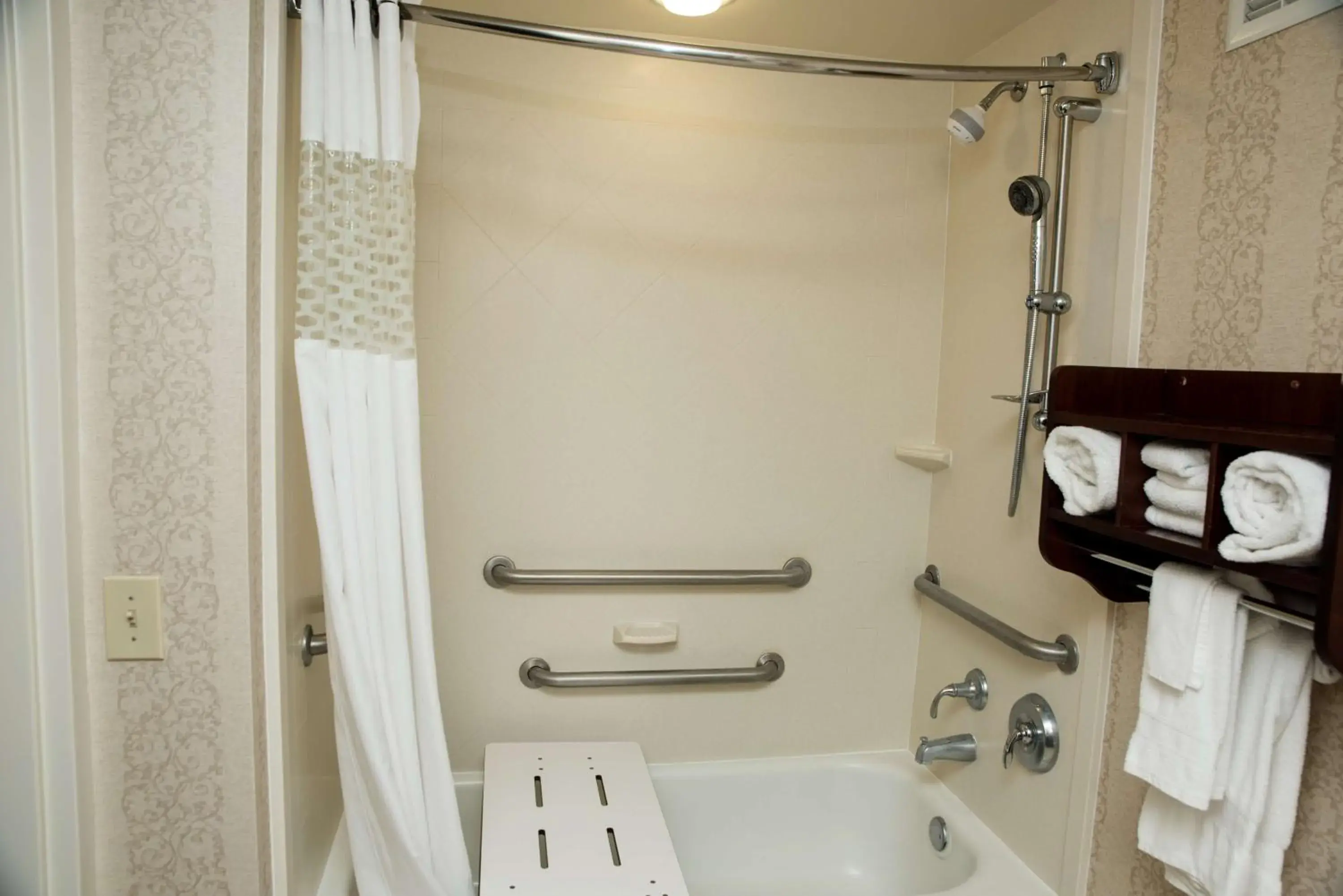 King Room Hearing Accessible with Tub - Non-Smoking in Hampton by Hilton - North Platte King Room Hearing Accessible with Tub - Non-Smoking in Hampton by Hilton - North Platte