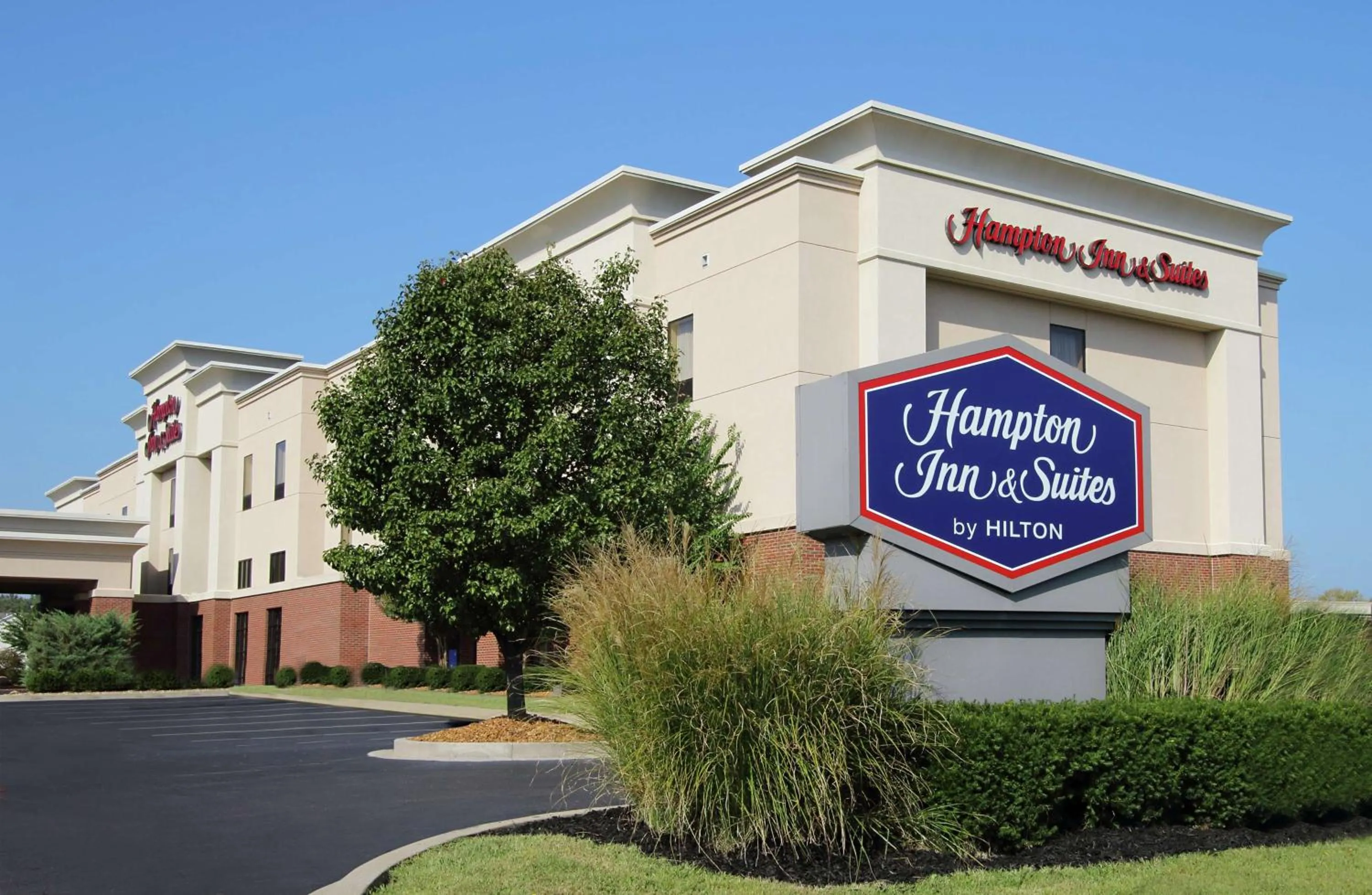 Property building in Hampton Inn & Suites Murray
