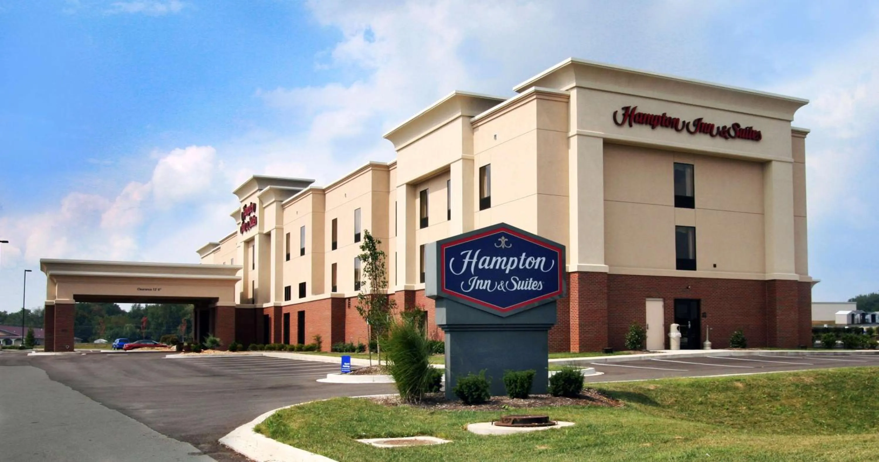 Property building in Hampton Inn & Suites Murray