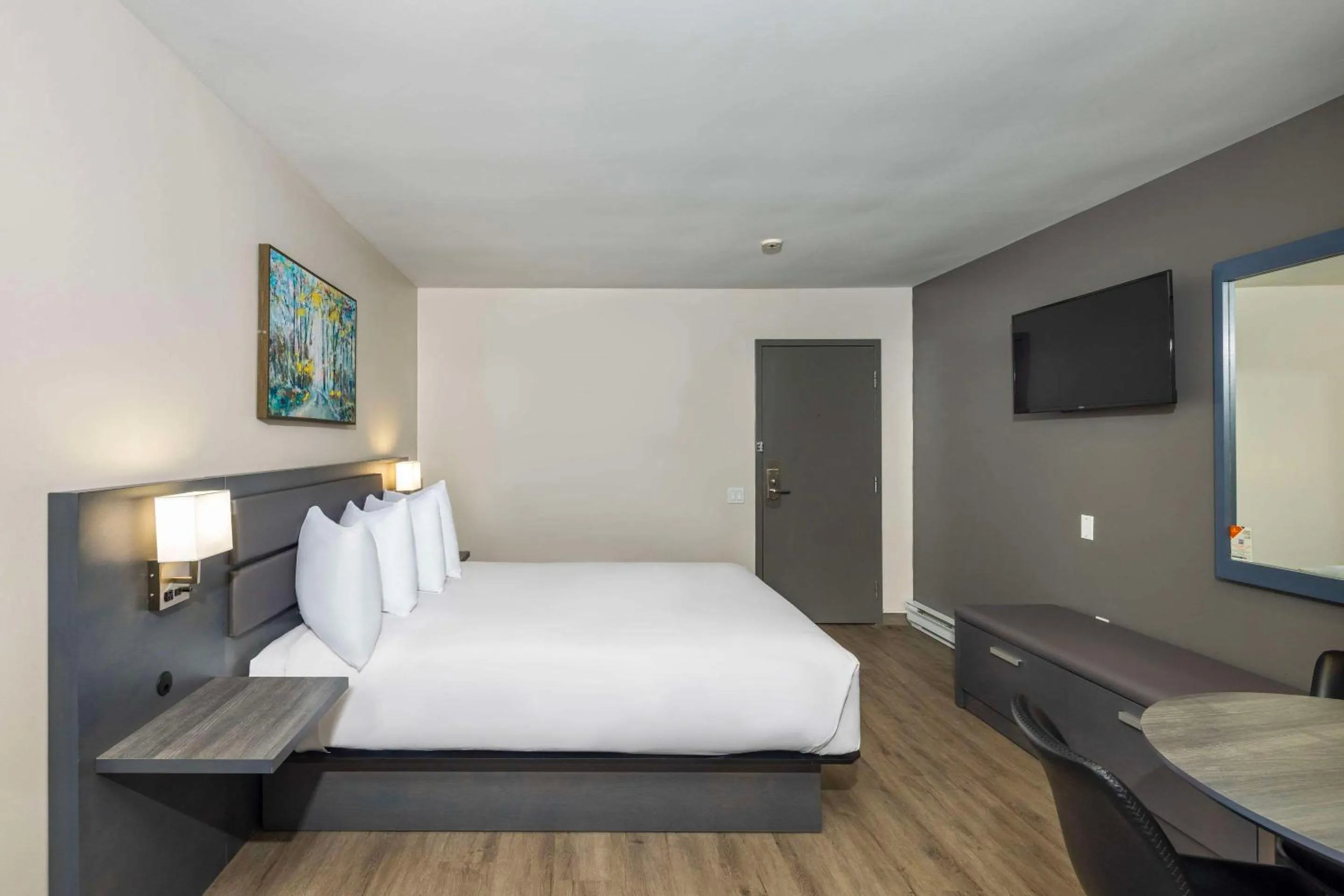 Bedroom, Bed in Les Suites de Laviolette, an Ascend Collection Hotel