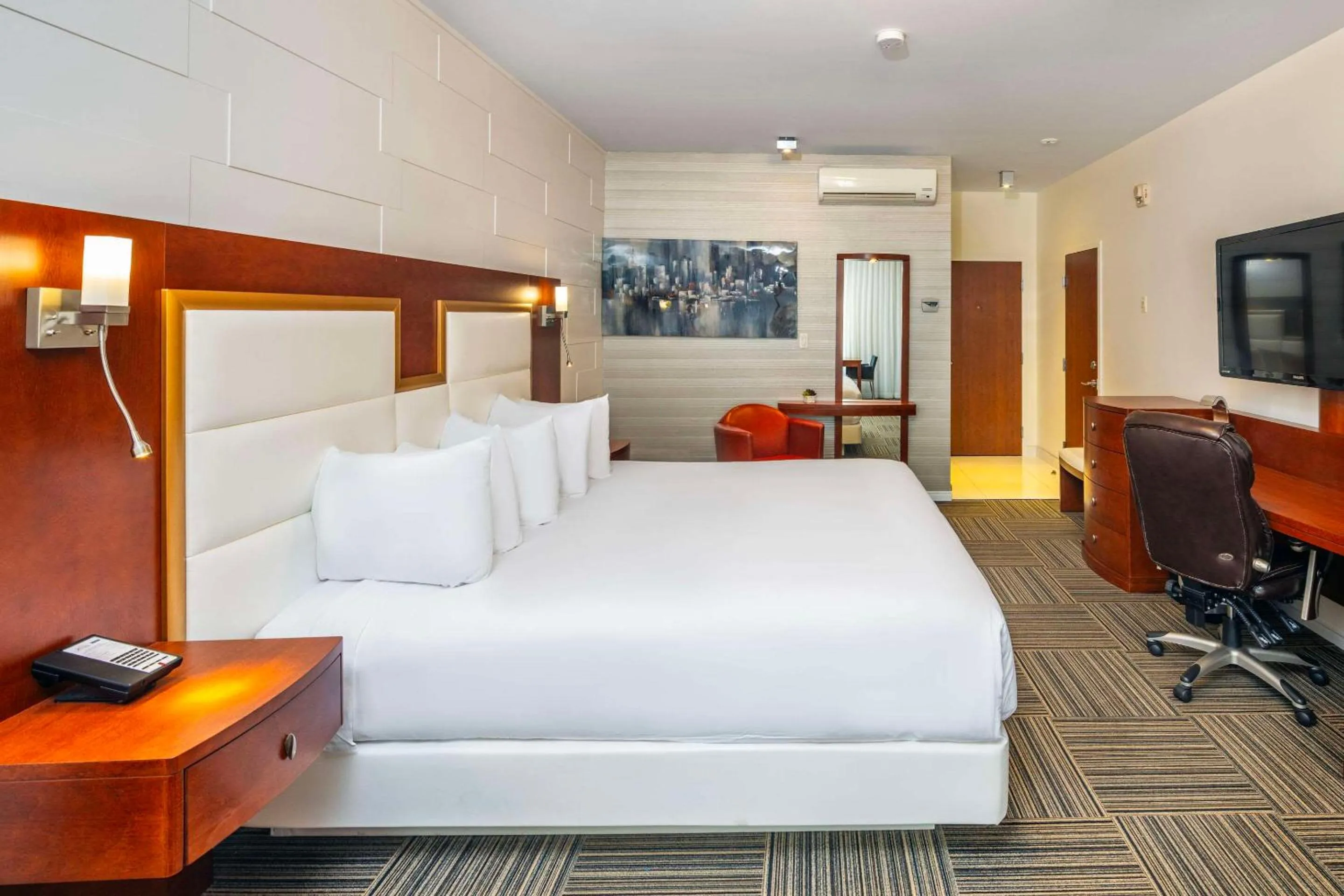 Bedroom, Bed in Les Suites de Laviolette, an Ascend Collection Hotel