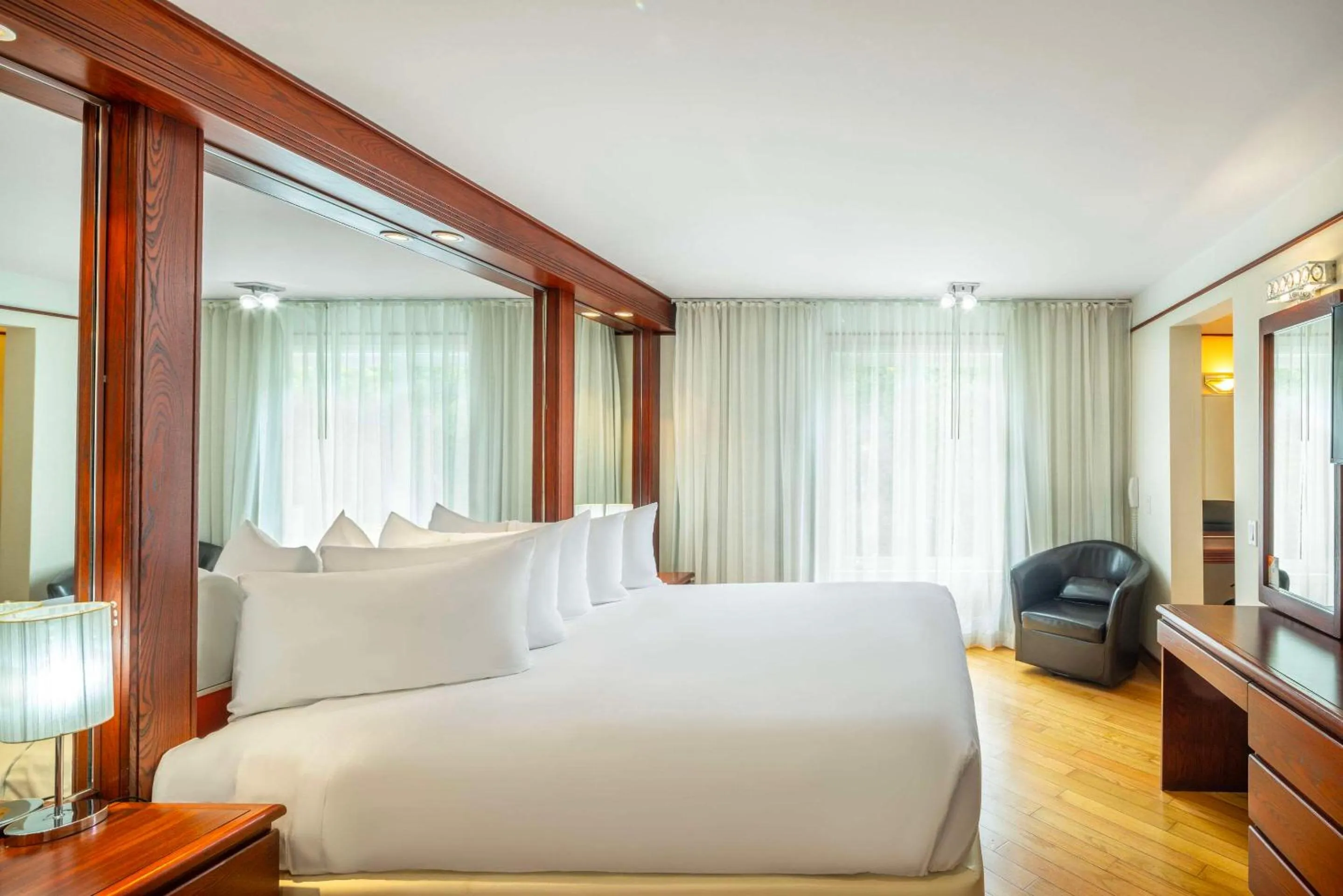 Bedroom, Bed in Les Suites de Laviolette, an Ascend Collection Hotel