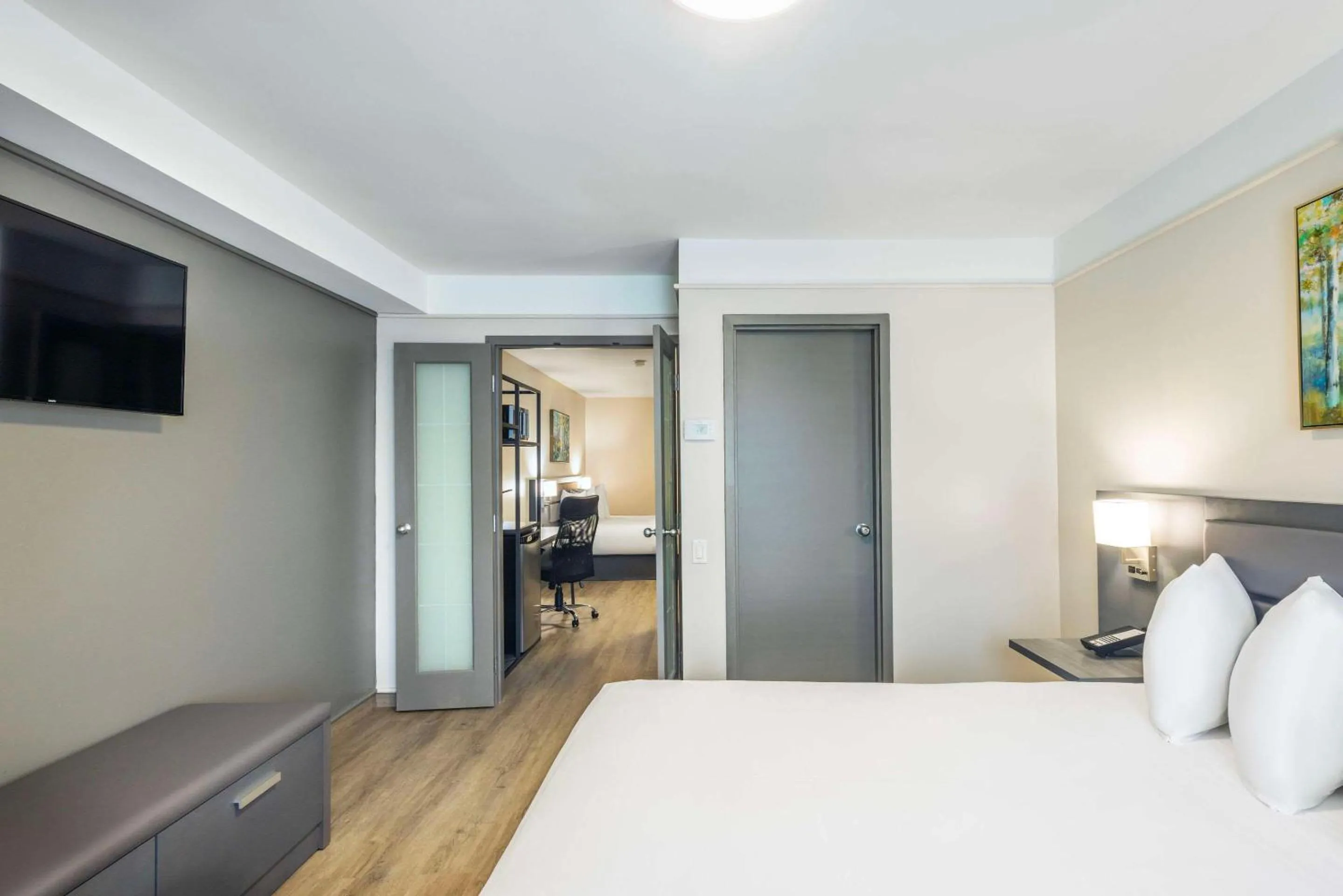 Bedroom, Bed in Les Suites de Laviolette, an Ascend Collection Hotel
