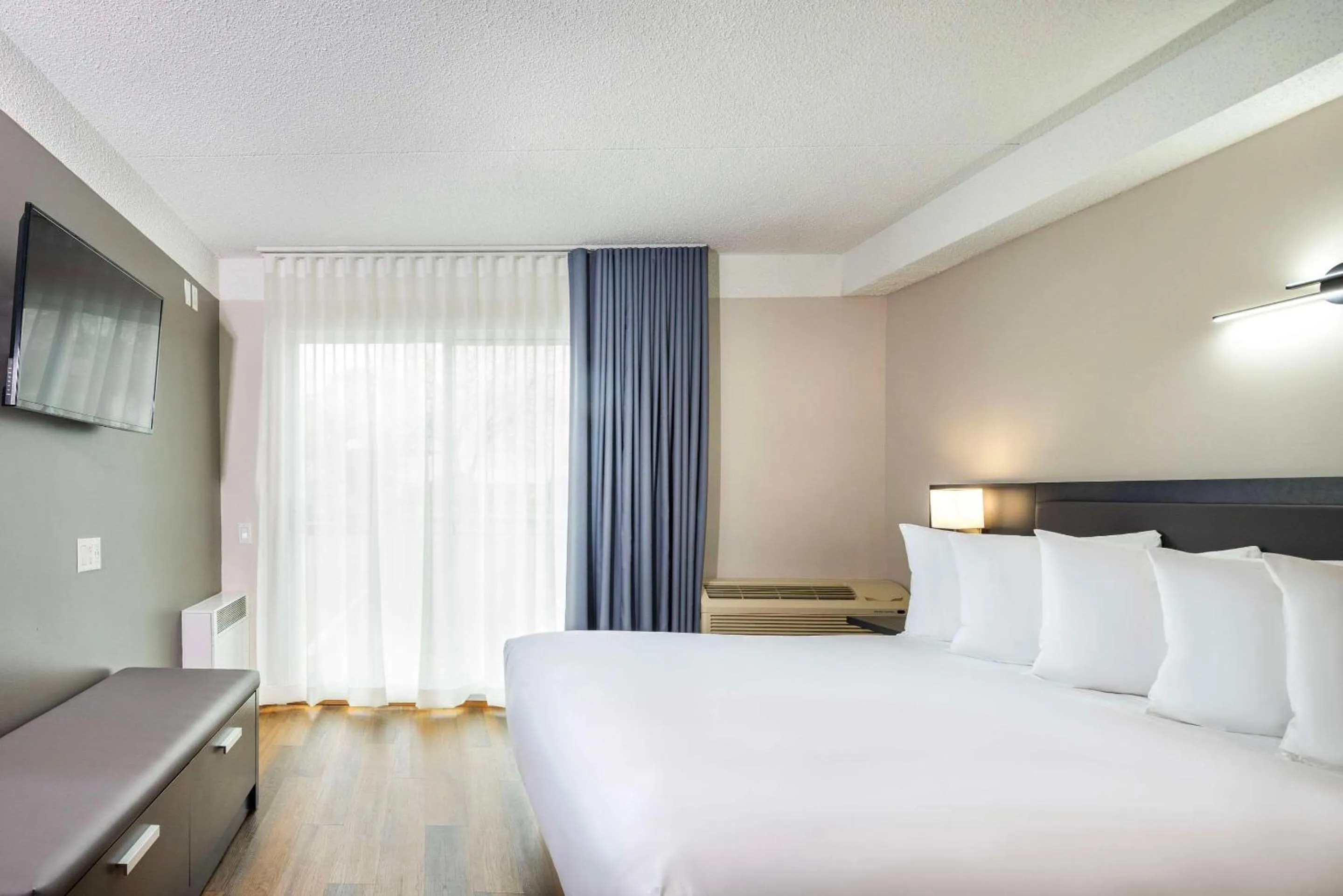 Bedroom, Bed in Les Suites de Laviolette, an Ascend Collection Hotel