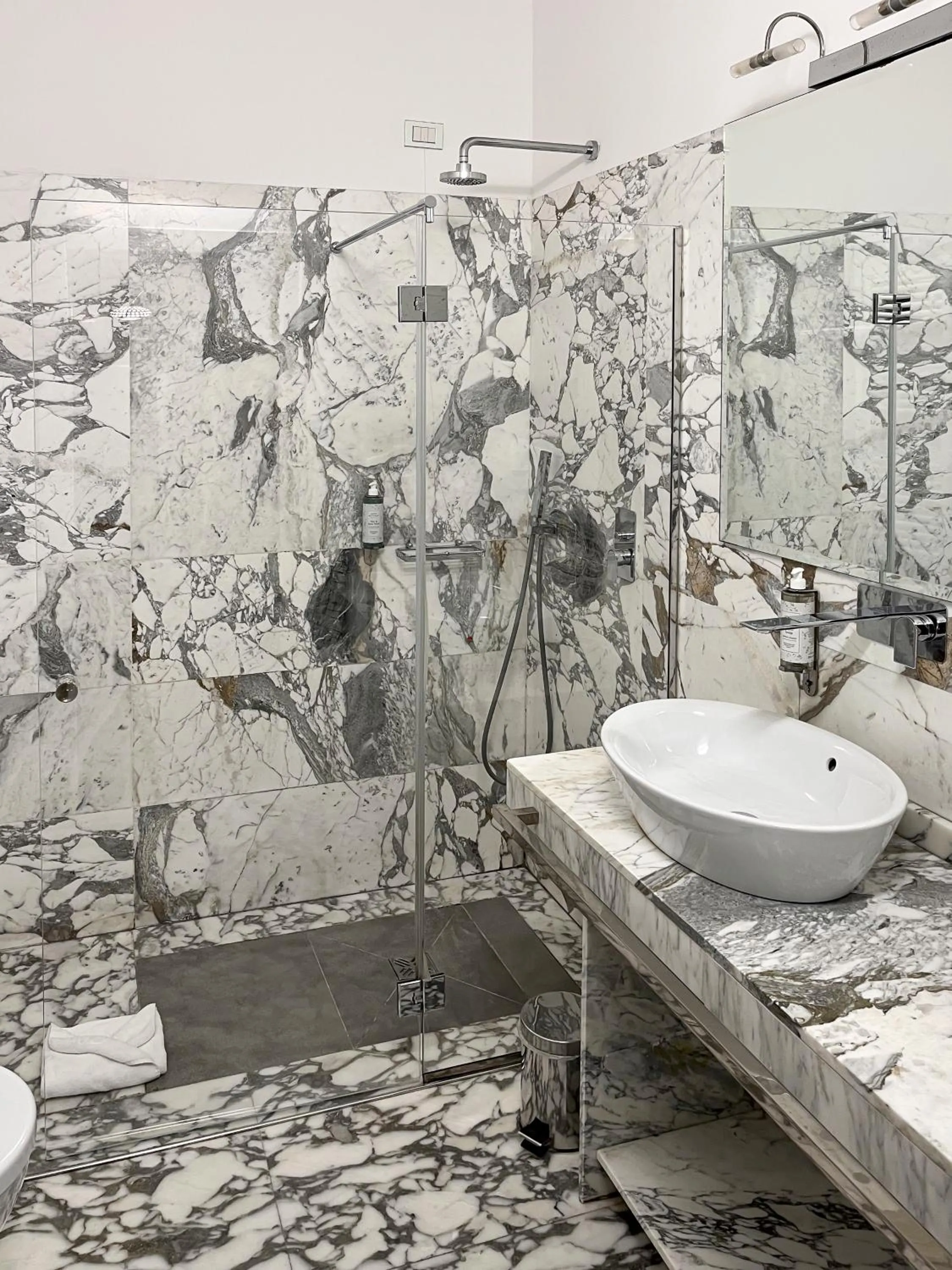 Shower in Hotel la Scala