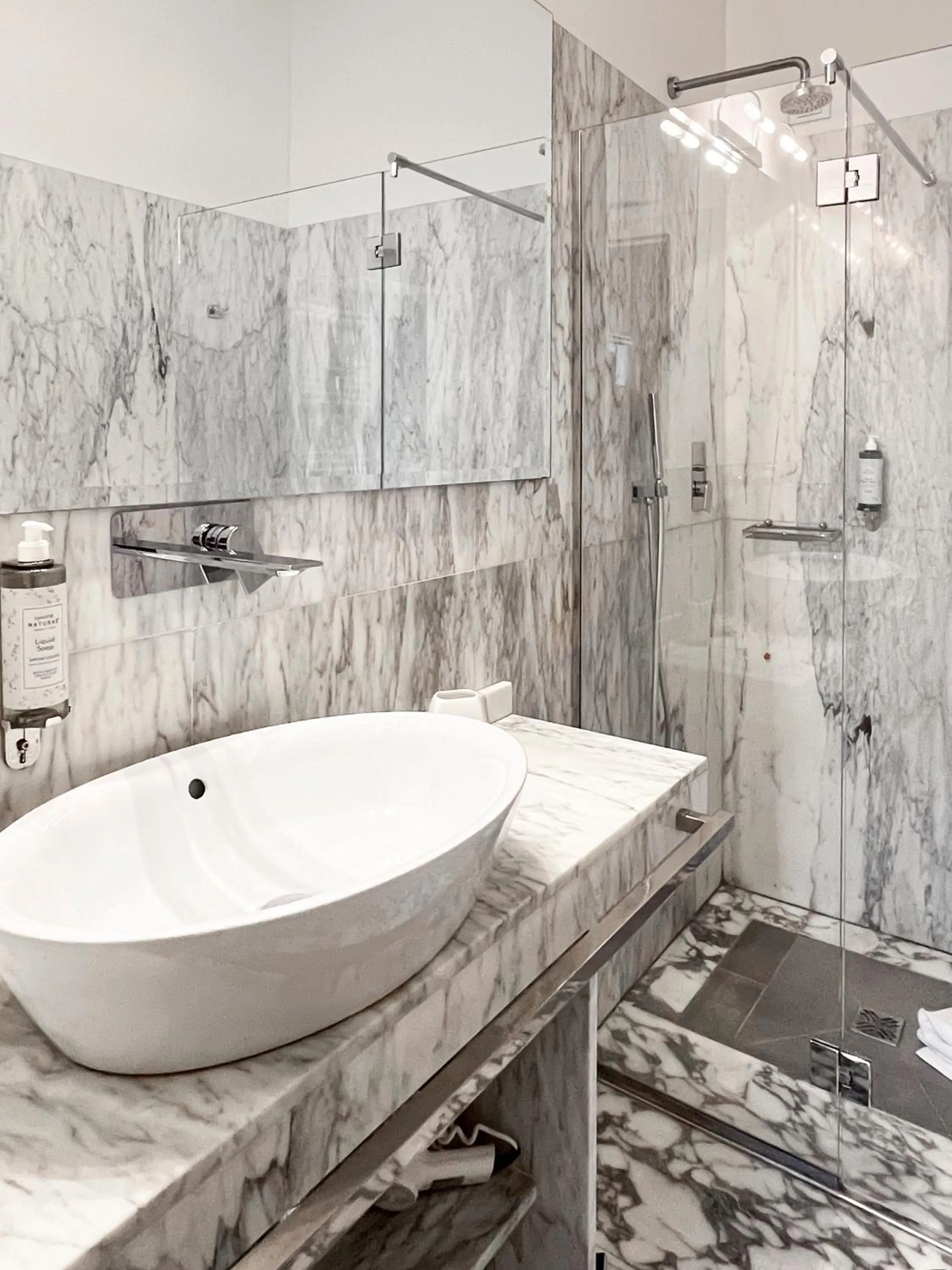 Shower in Hotel la Scala