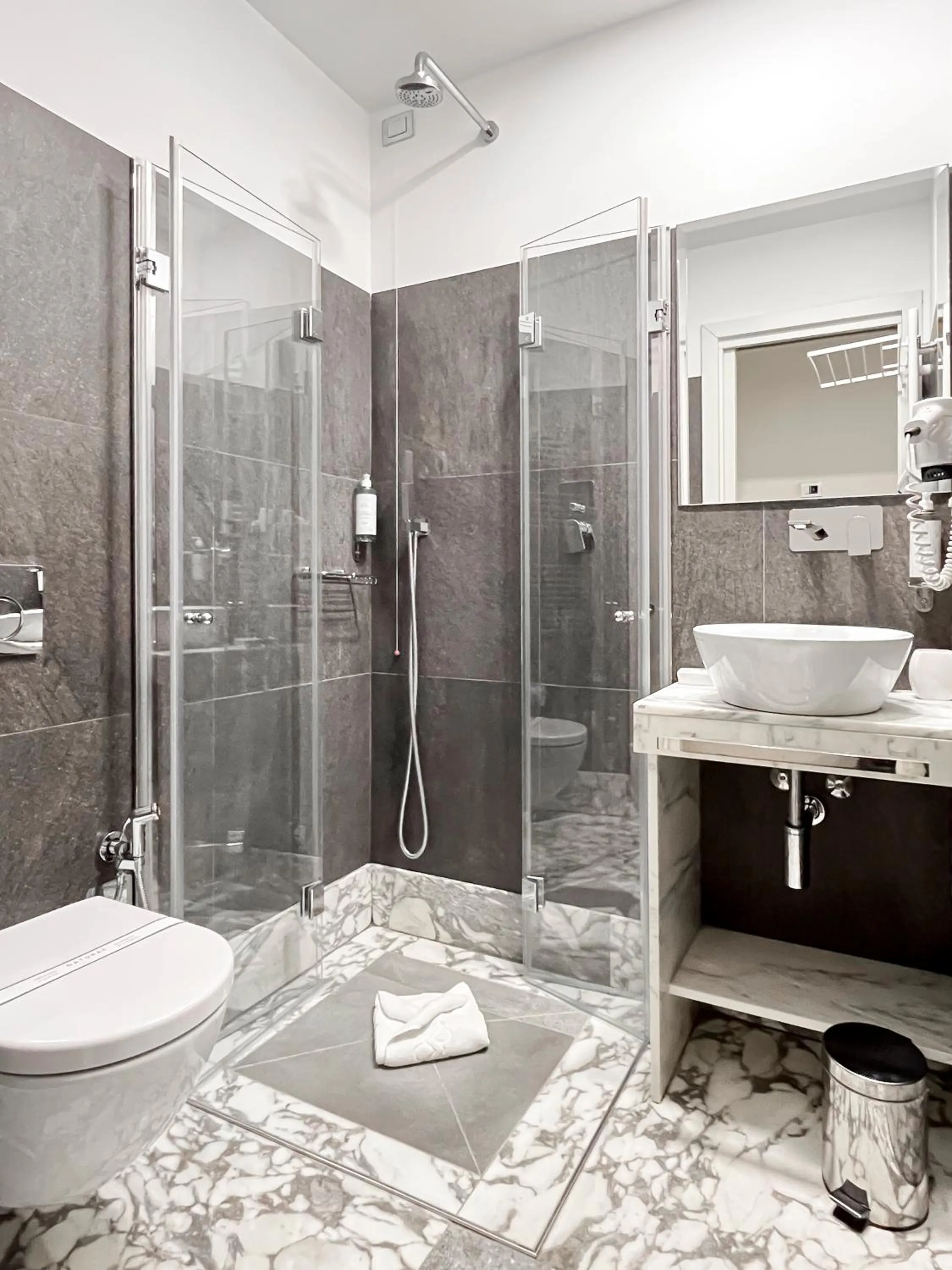 Shower in Hotel la Scala