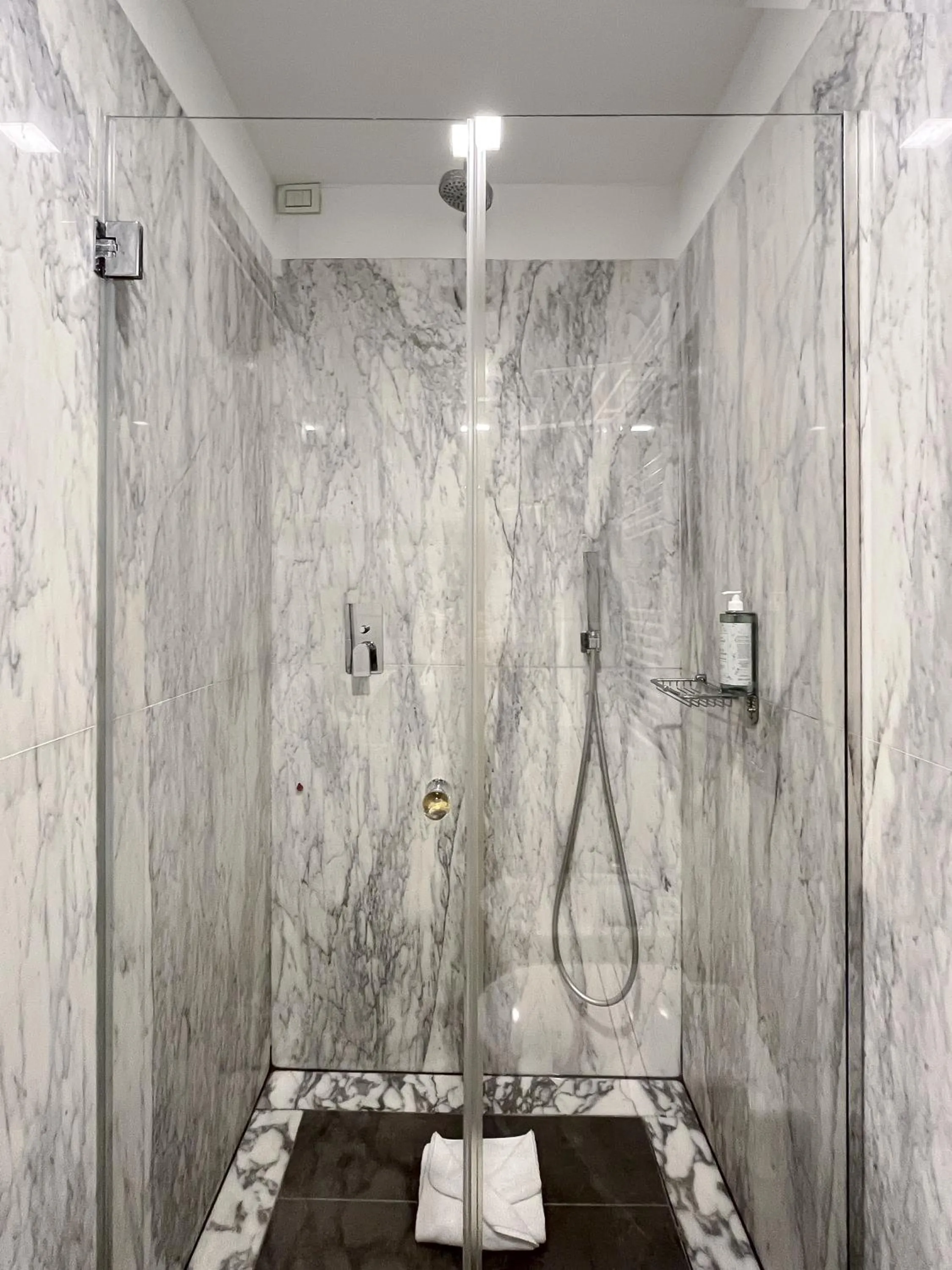 Shower in Hotel la Scala