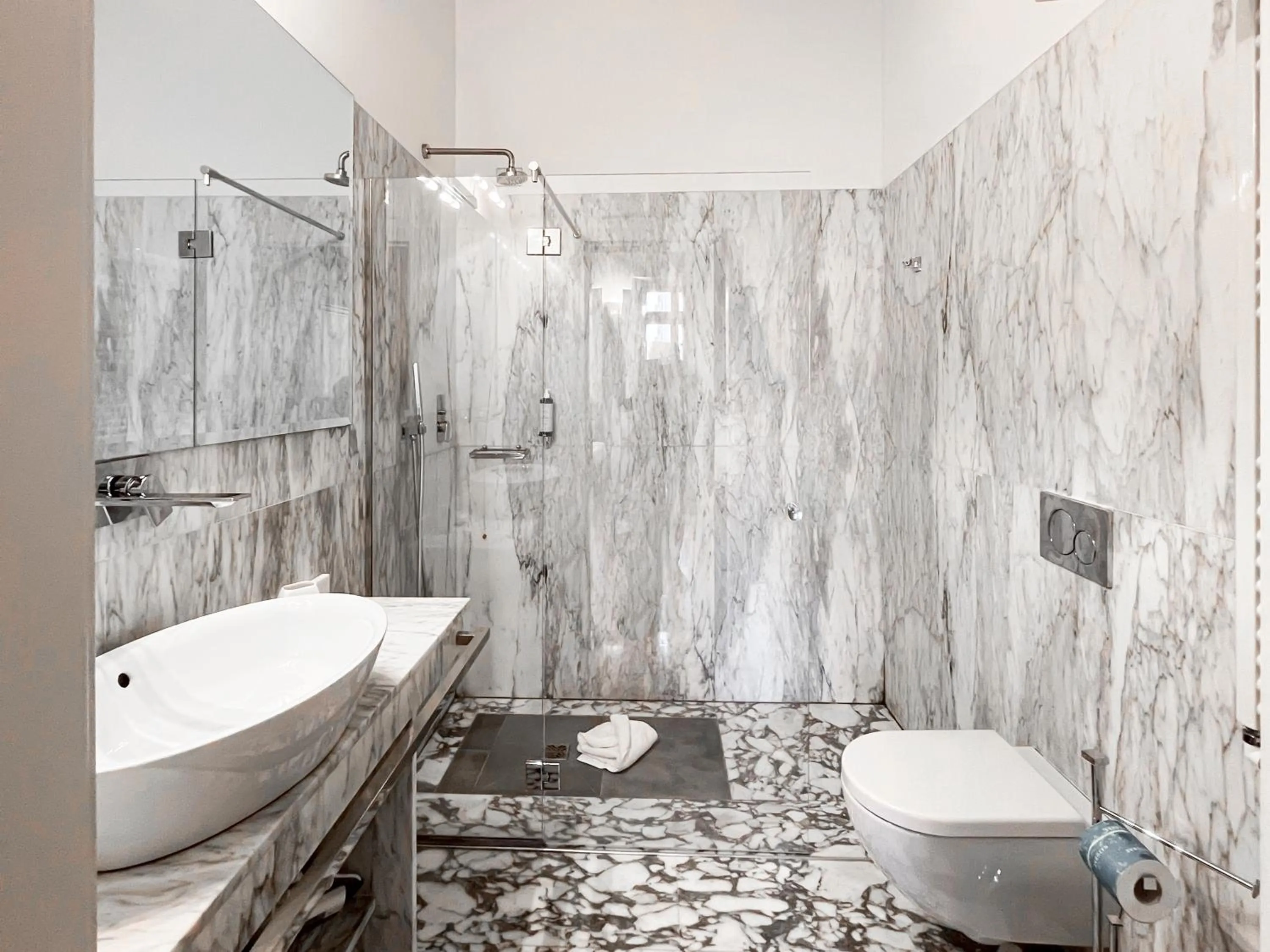 Shower in Hotel la Scala