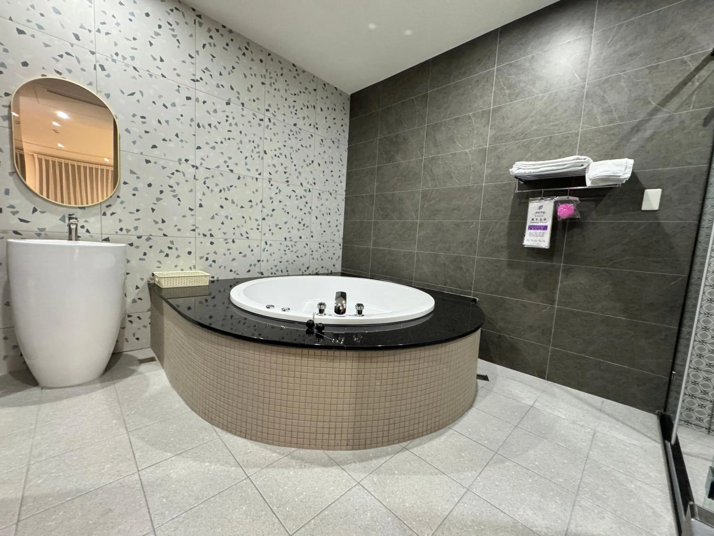 Romantic Code Art Motel