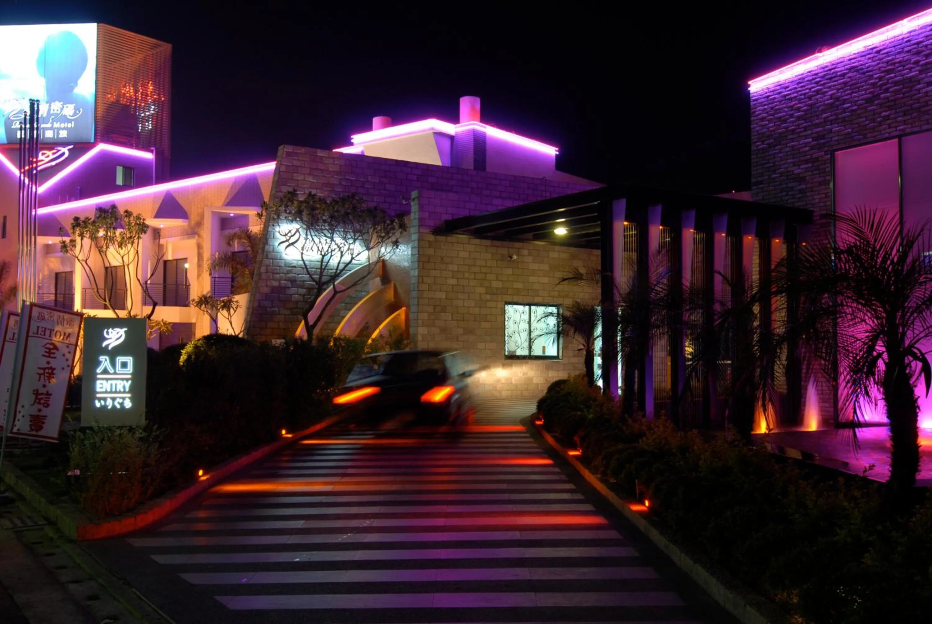 Property building in Romantic Code Art Motel