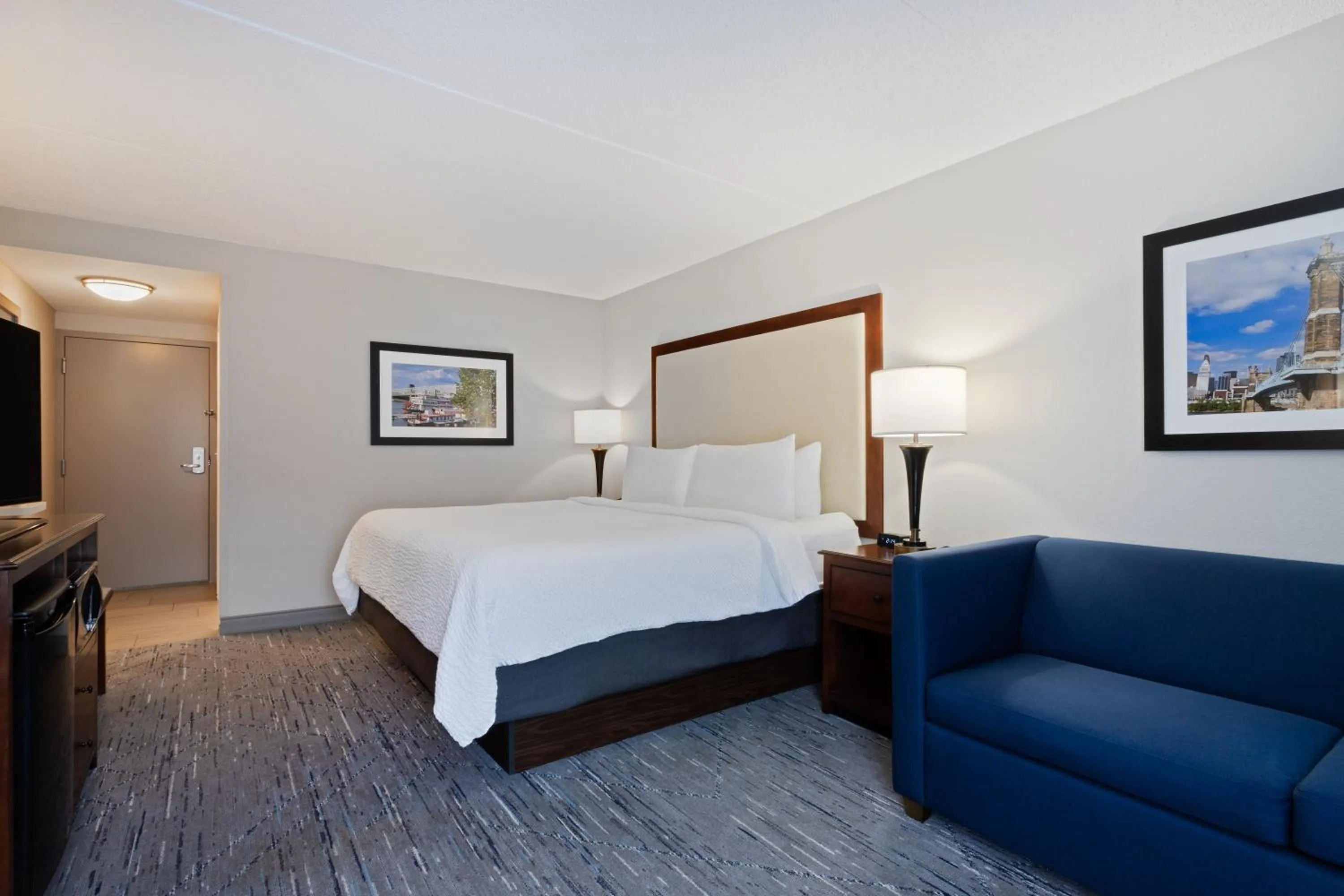 Bedroom, Bed in Holiday Inn Express & Suites Cincinnati Riverfront by IHG