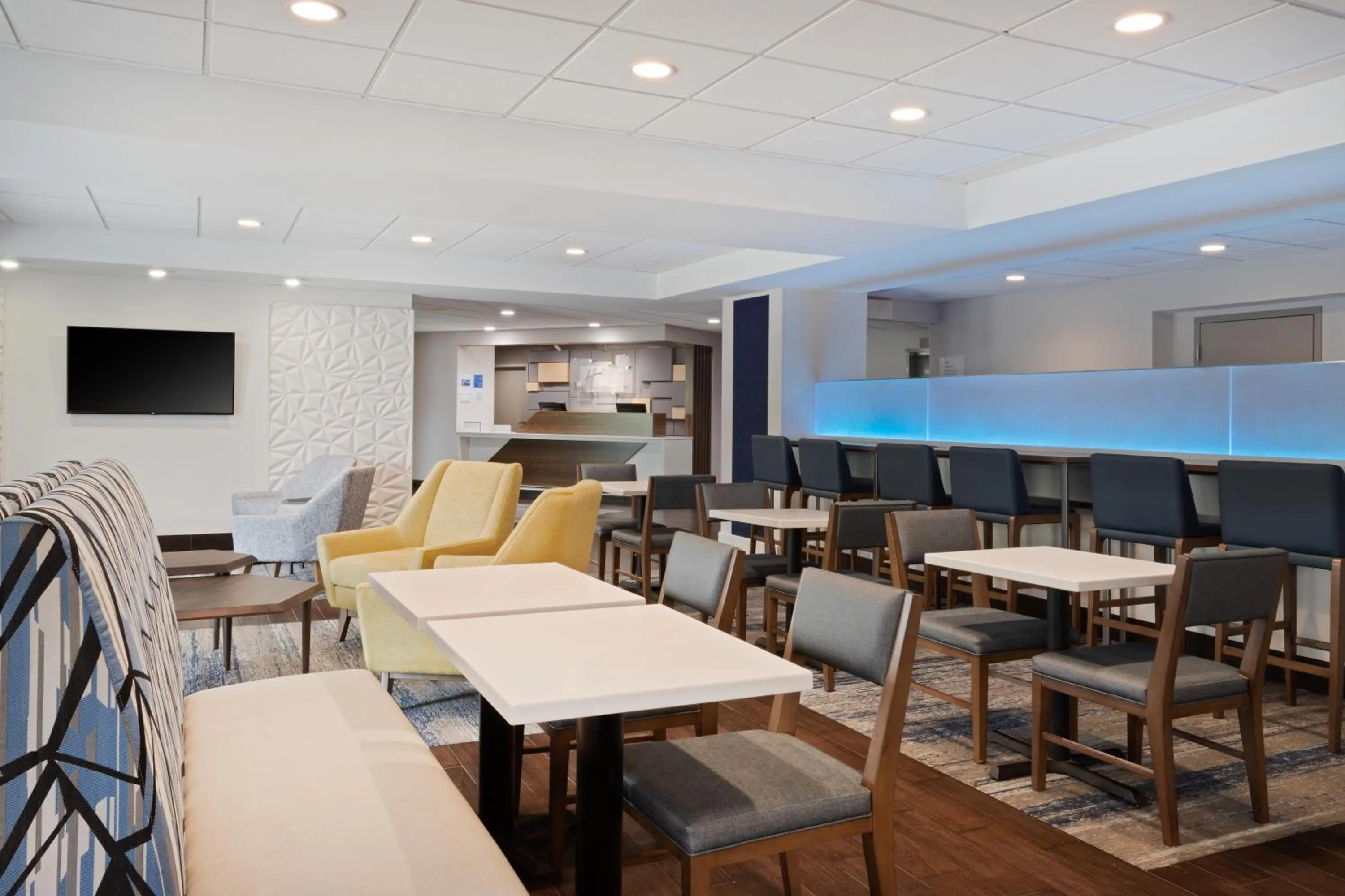 Lobby or reception in Holiday Inn Express & Suites Cincinnati Riverfront by IHG