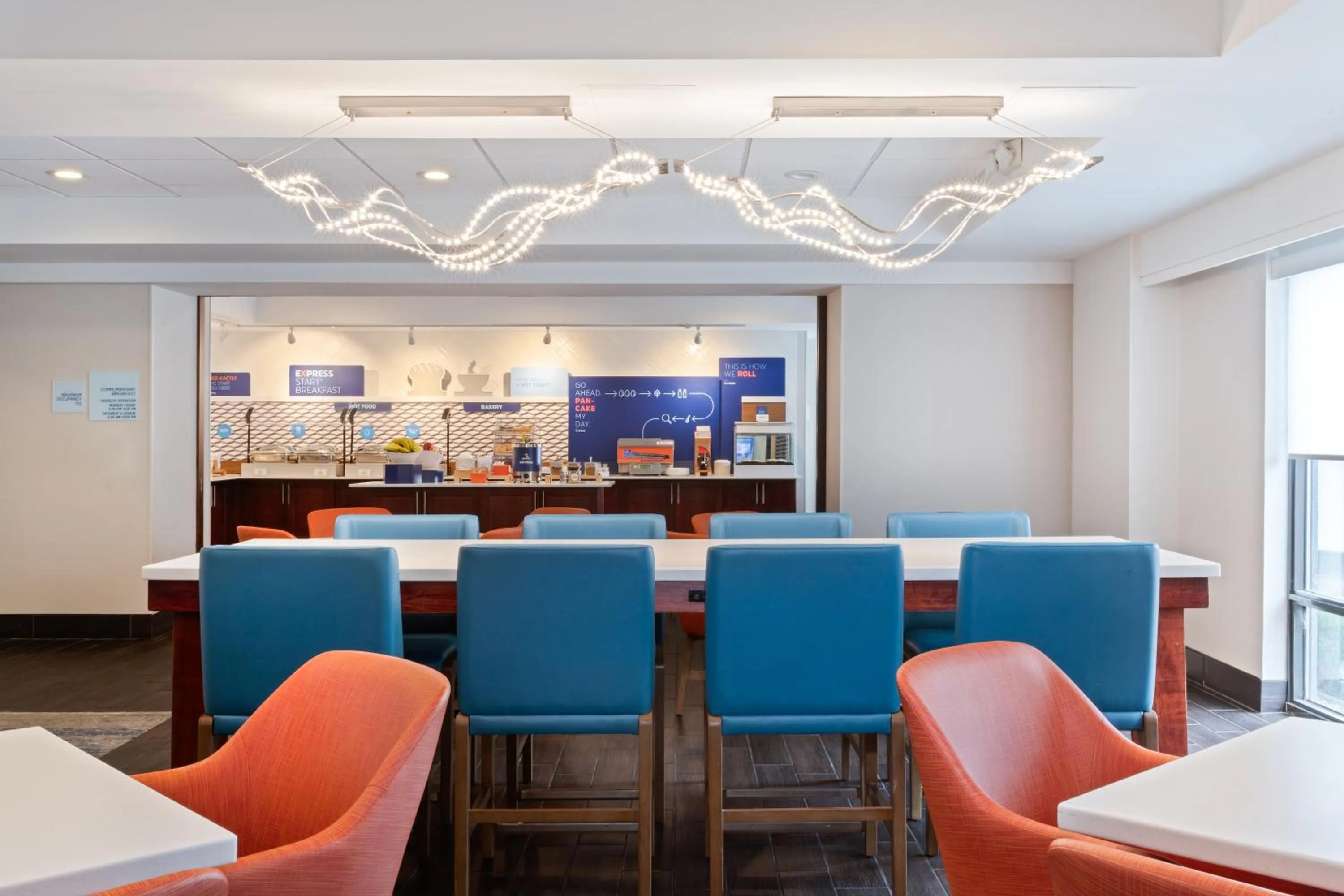 Lobby or reception in Holiday Inn Express & Suites Cincinnati Riverfront by IHG